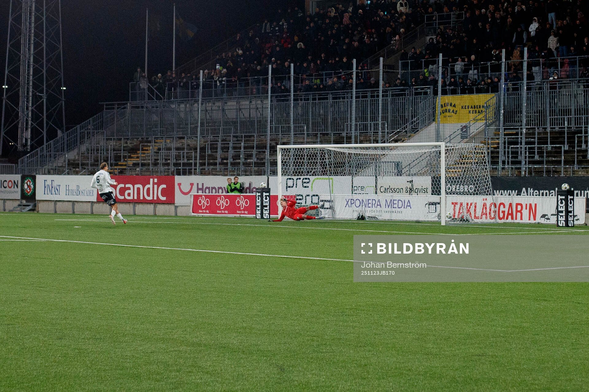 Örebros Melvin Bajrovic sätter sin straff