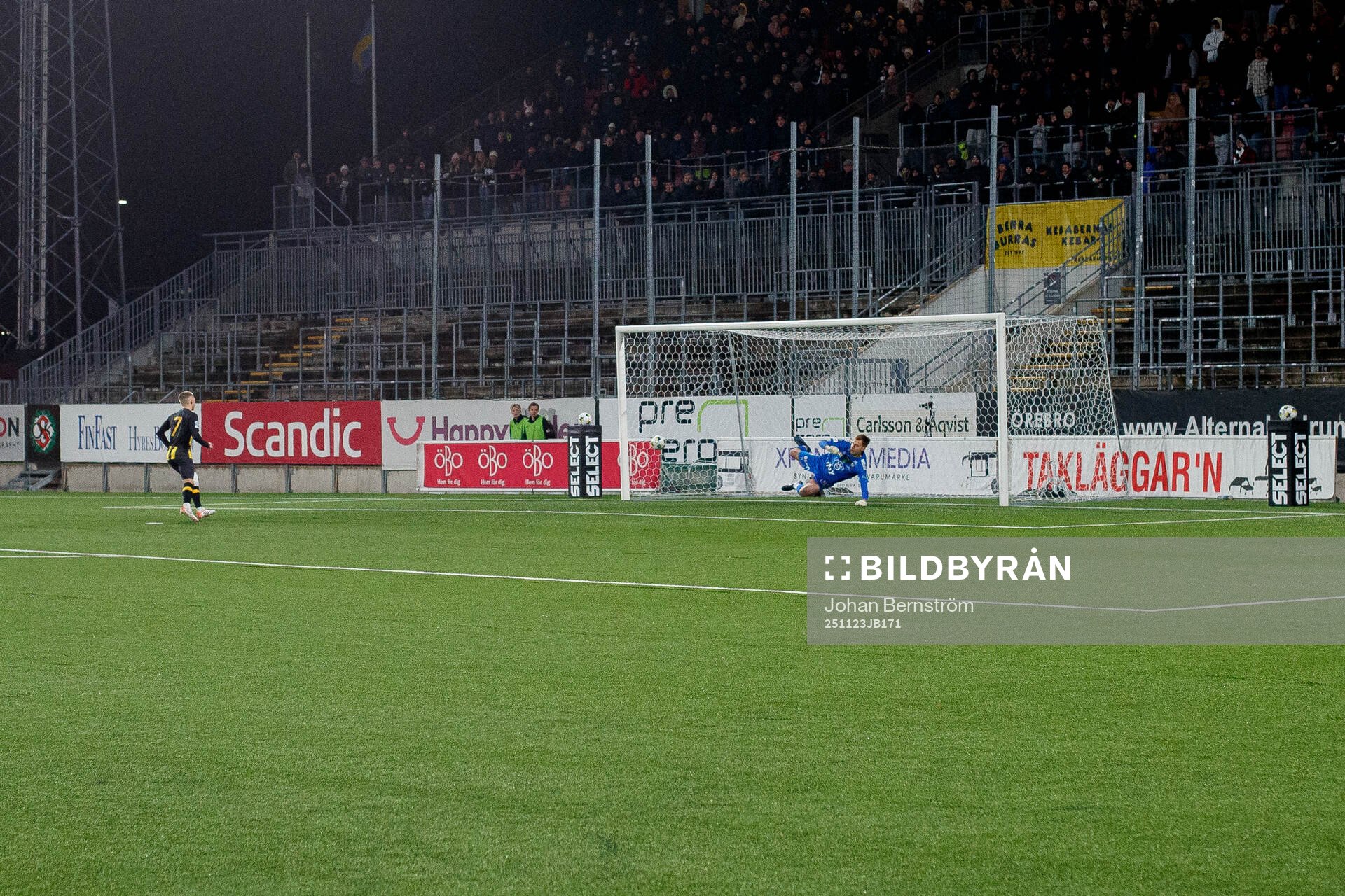 Hammarby TFFs Benjamin Laturnus sätter sin straff