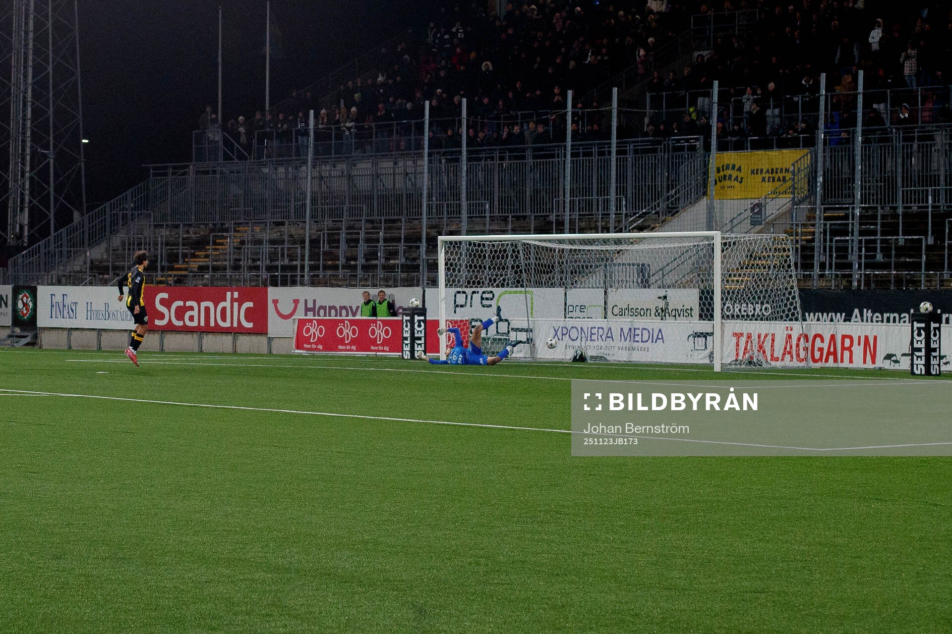Hammarby TFFs Jordan Simpson sätter sin straff