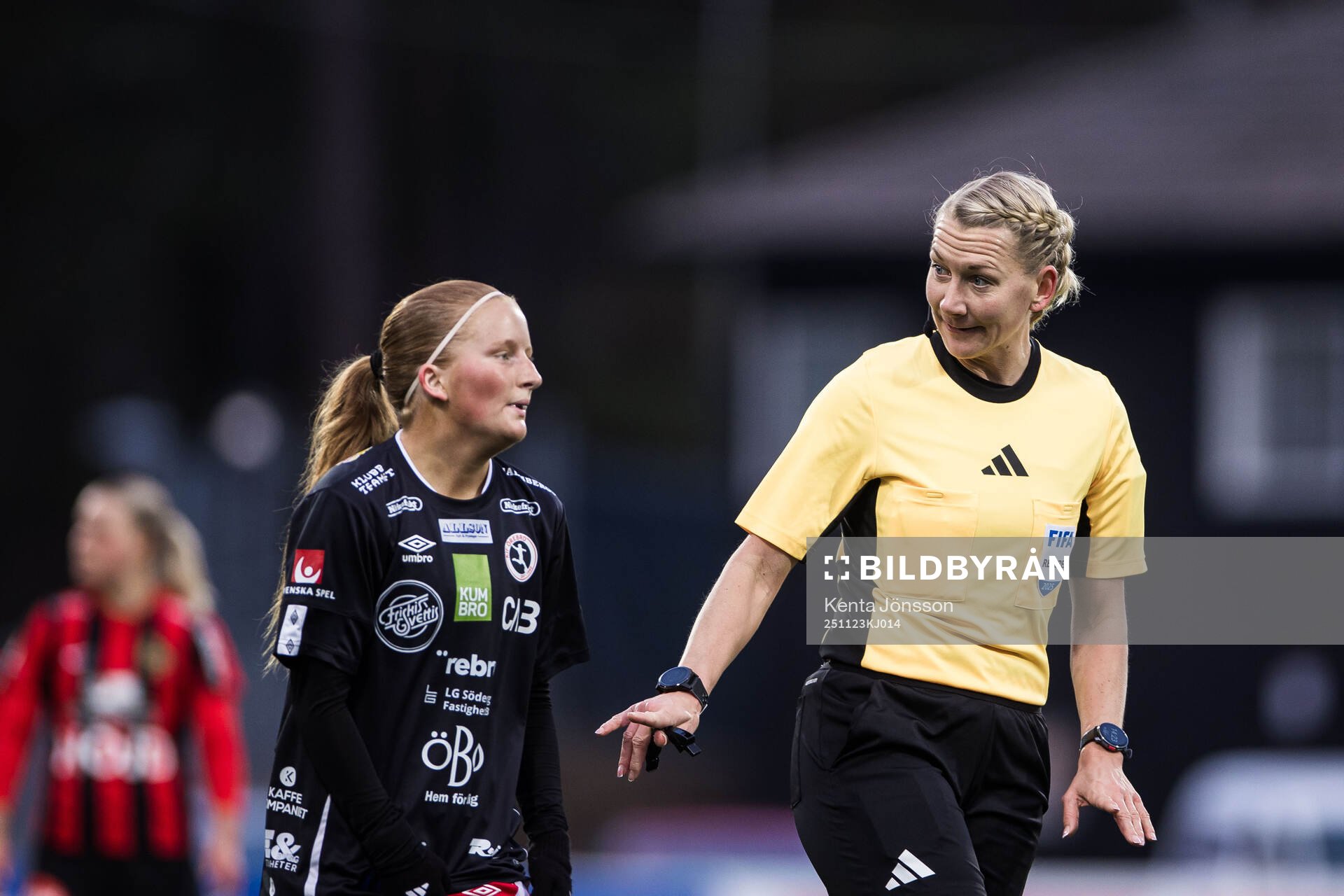 KIF Örebros Vera Andersson och domare Tess Olofsson