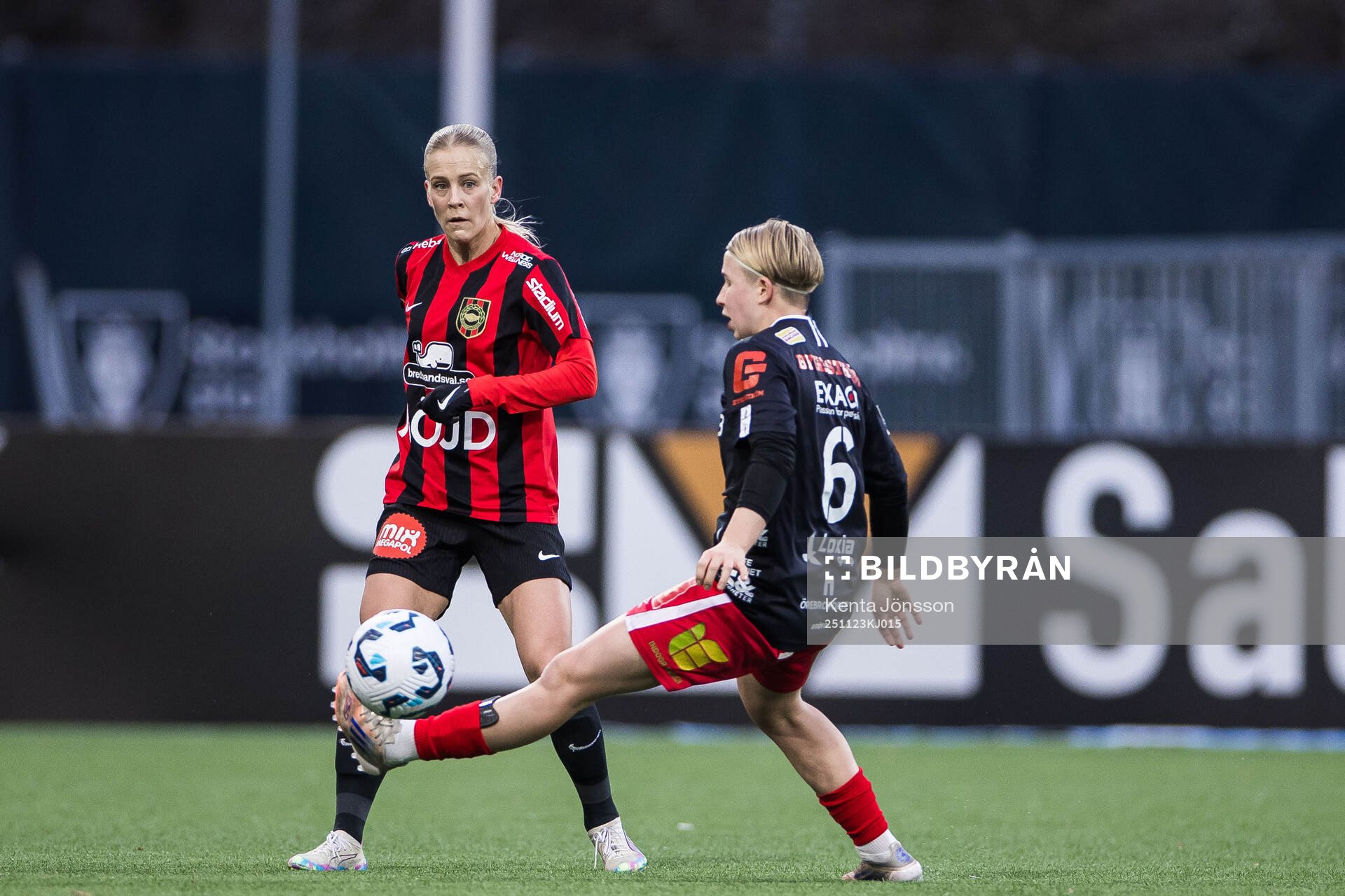 Brommapojkarnas Adelina Engman och KIF Örebros Emilia