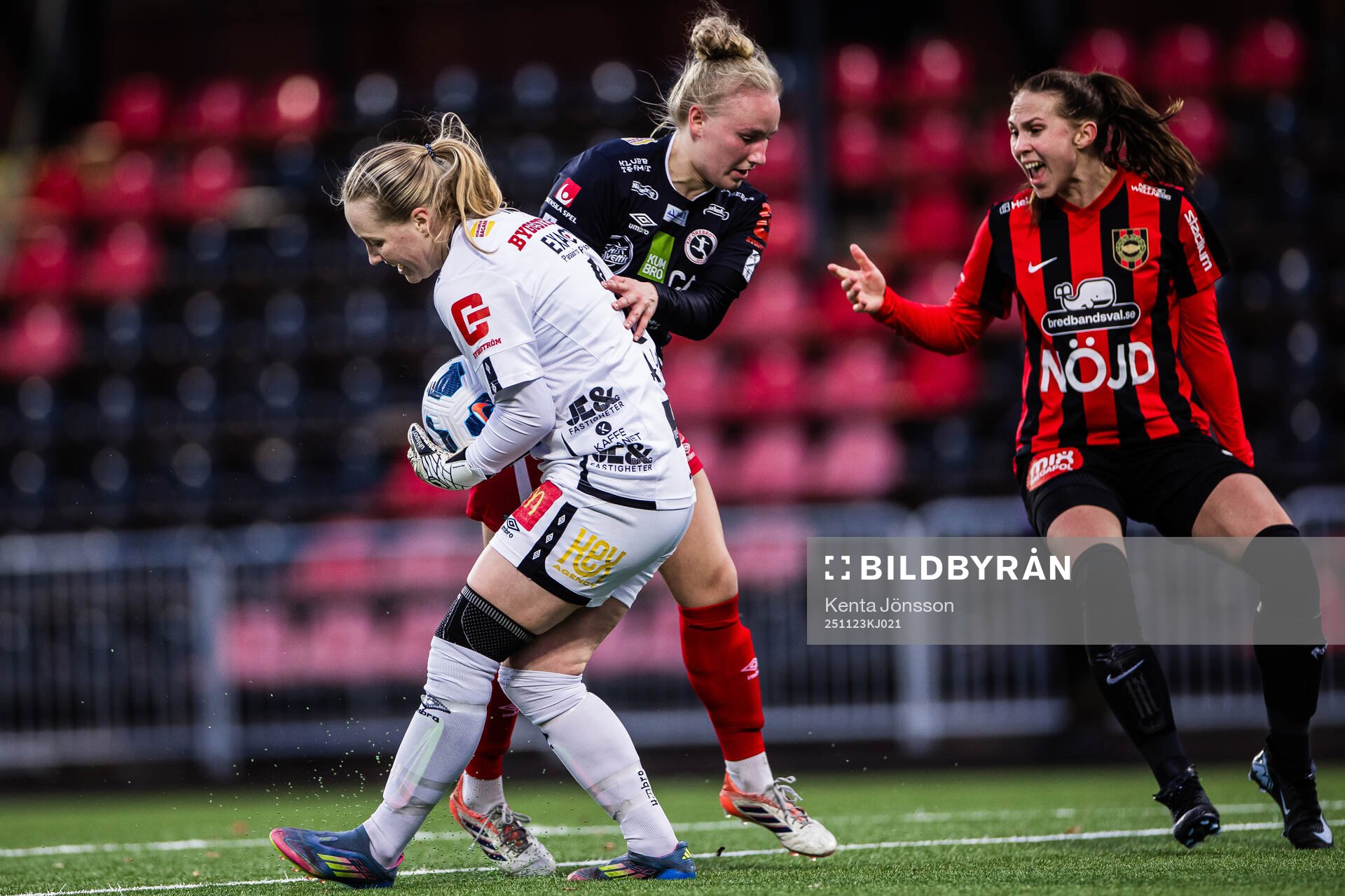 KIF Örebros målvakt Julia Langörgen, Veera Hellman och