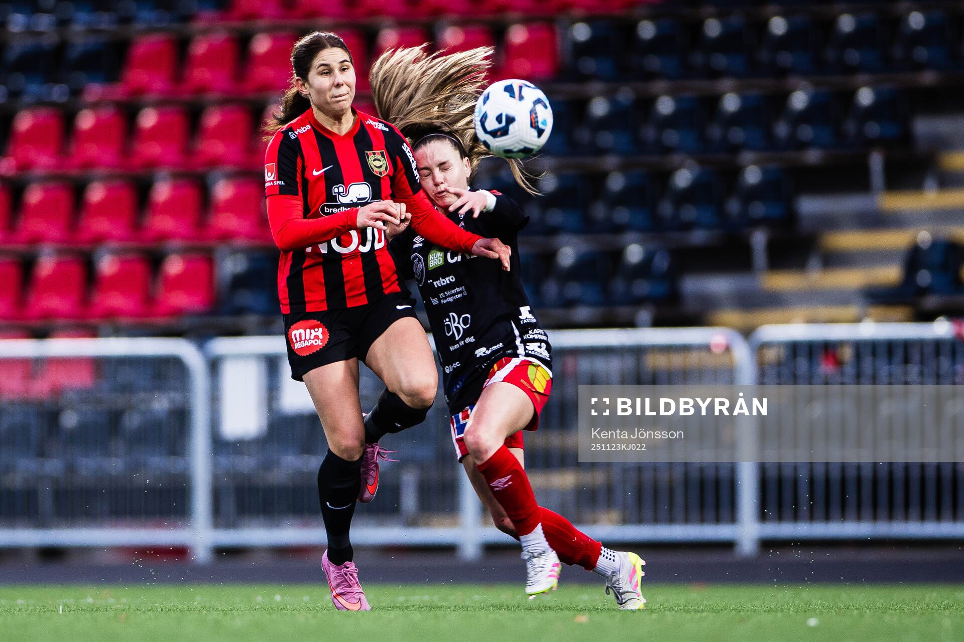 Brommapojkarnas Julia Olsson och KIF Örebros Ella Frost