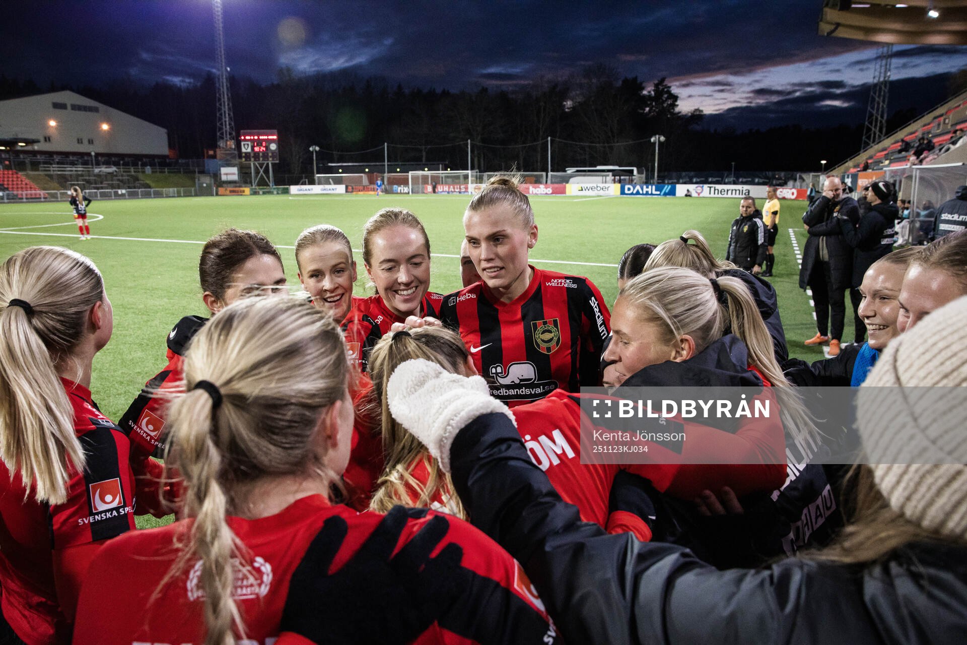 Brommapojkarnas Emma Engström (m) jublar med Julia Olsson,