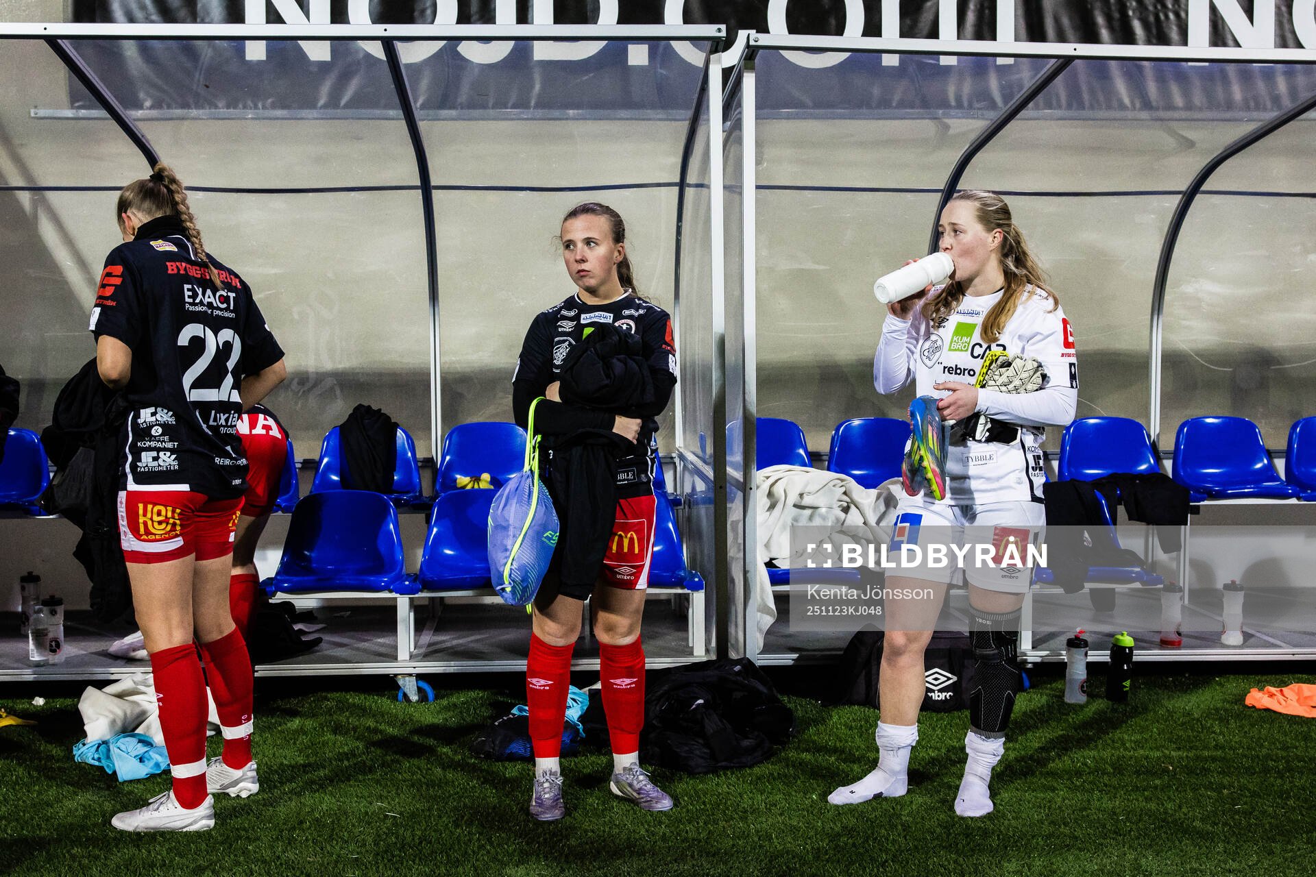 KIF Örebros Stella Lambertsson och målvakt Julia