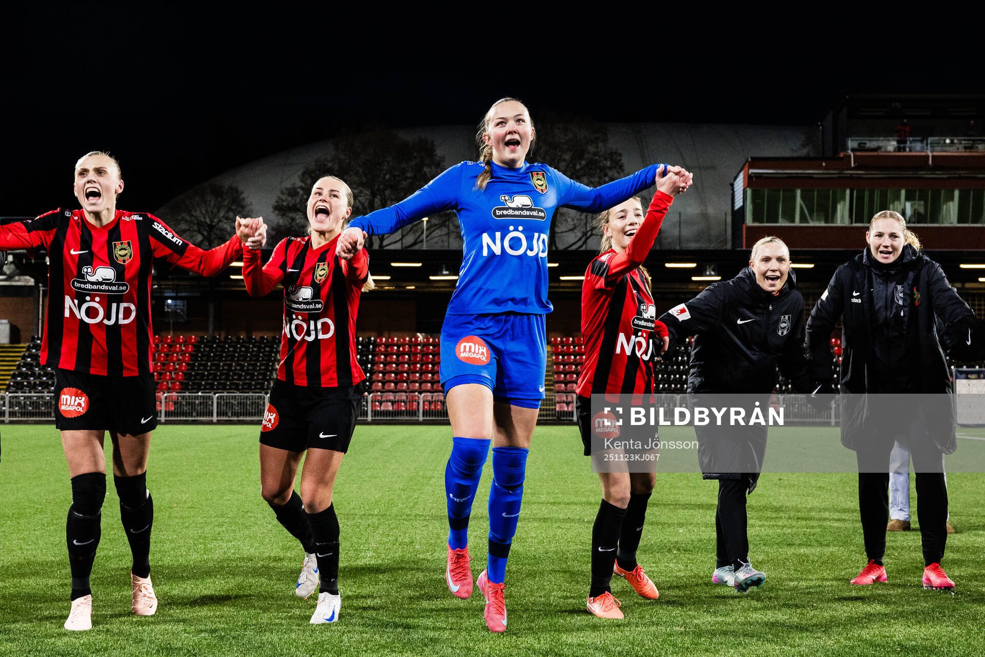 Brommapojkarnas målvakt Clara Ekstrand jublar med