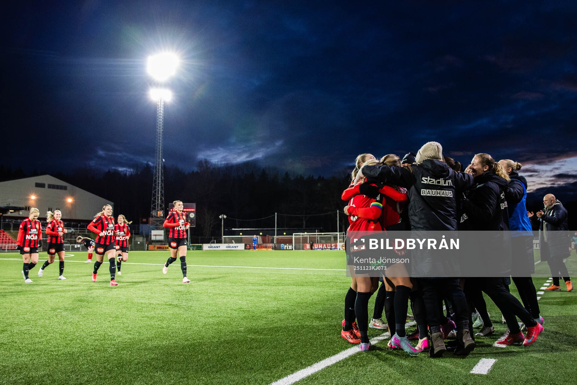 Brommapojkarnas spelare jublar