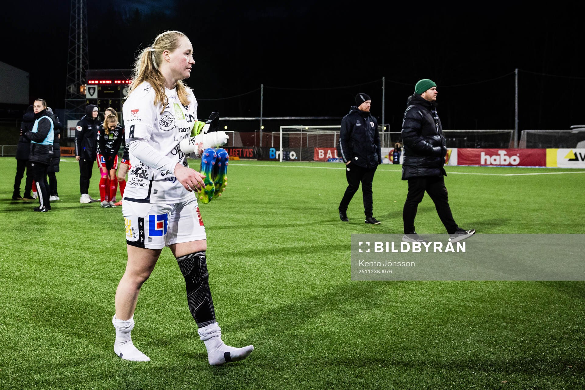 Brommapojkarnas målvakt Clara Ekstrand deppar