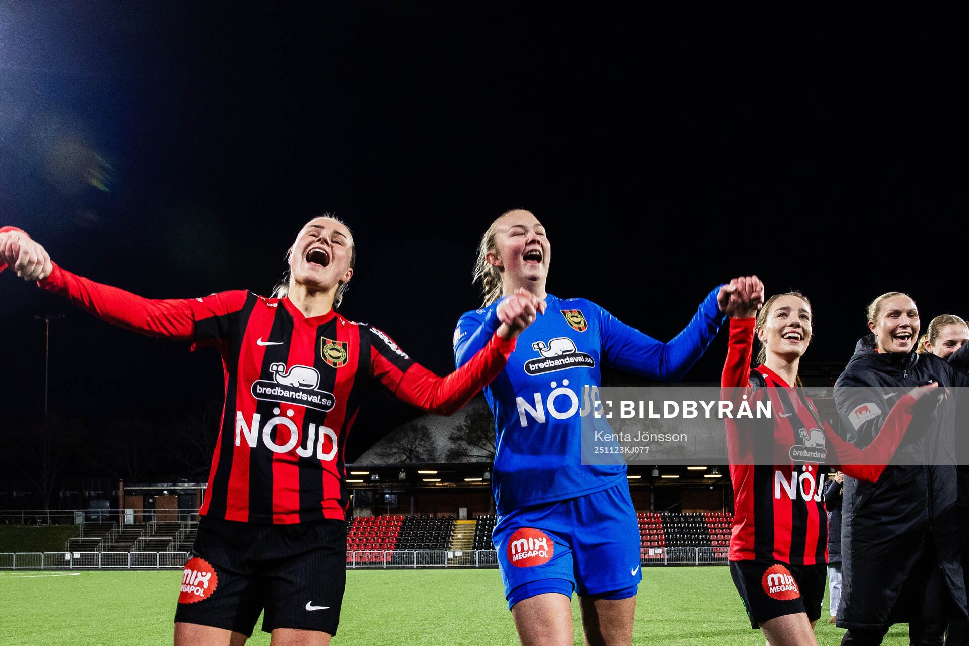 Brommapojkarnas målvakt Clara Ekstrand och Augusta Priks