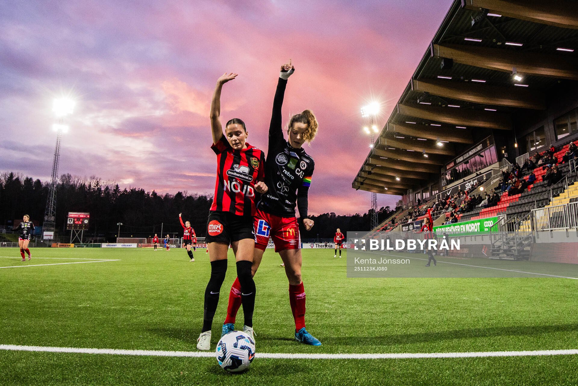 Brommapojkarnas Vera Blom och KIF Örebros Julia Walentowicz