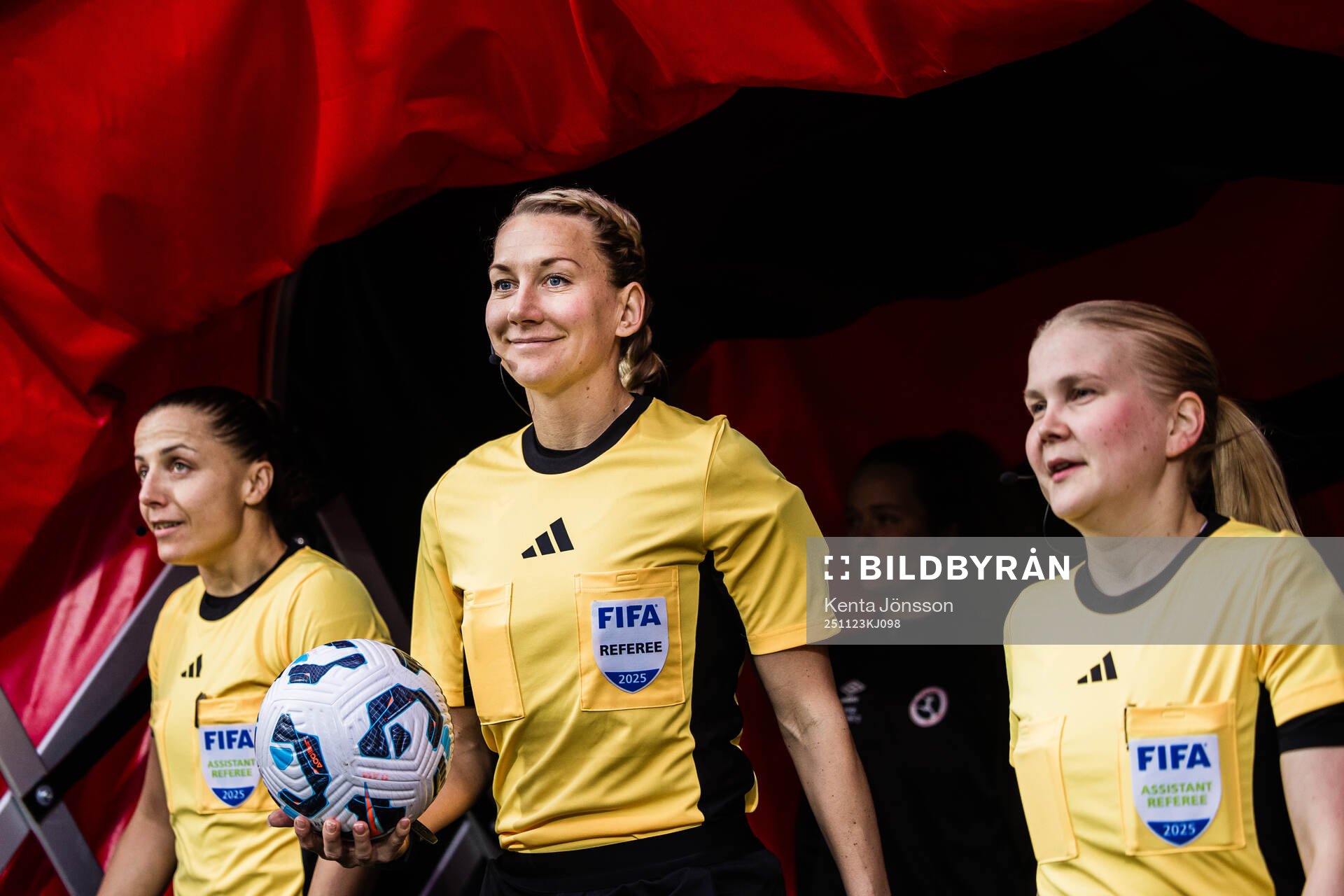 Domare Tess Olofsson (m) med assisterande domare Almira