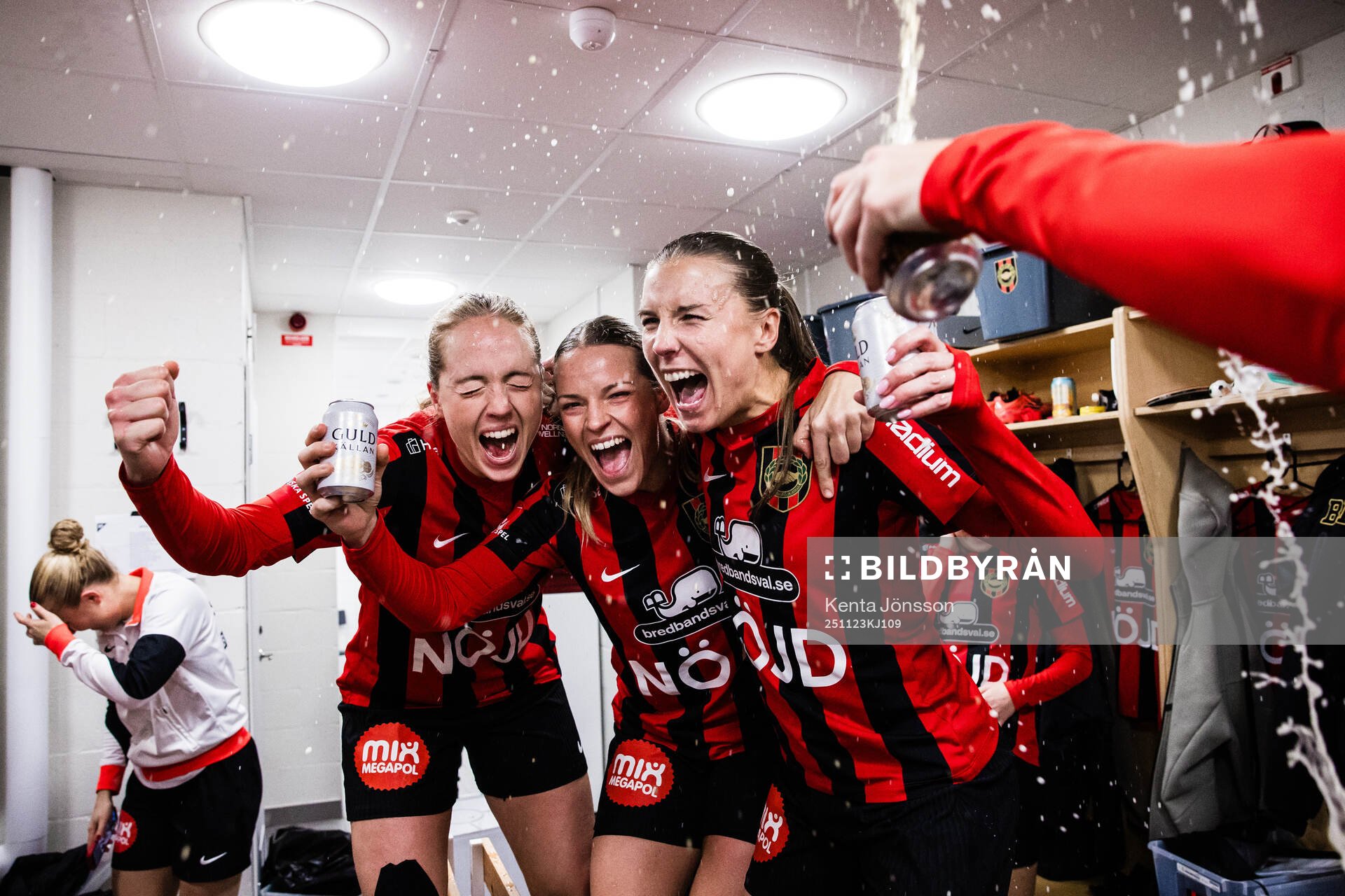 Alice Ahlberg, Isabelle Navrén och Louise Lillbäck jublar