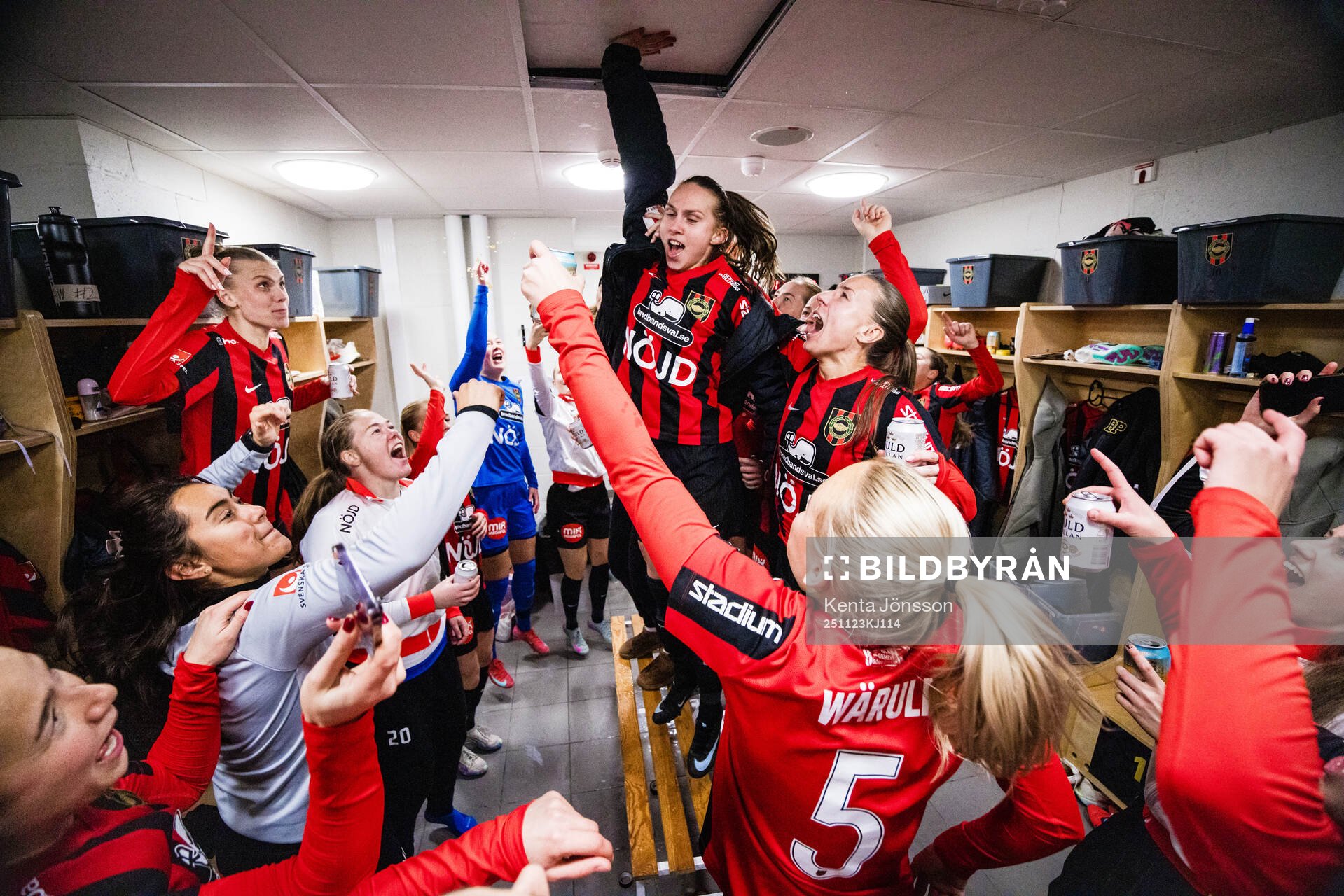 Brommapojkarnas Amanda Wulff, målvakt Emilia Johansson,