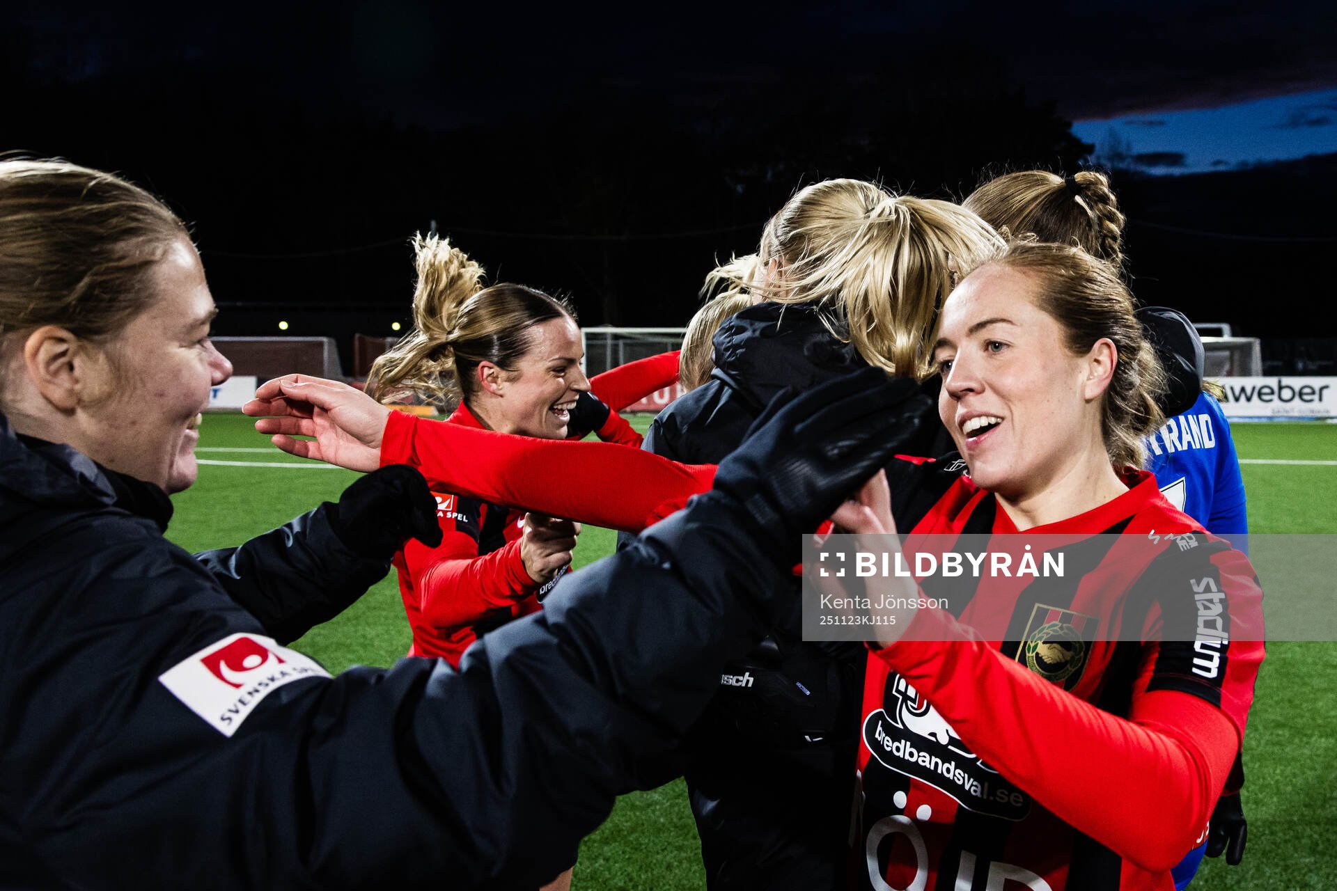 Brommapojkarnas Alice Ahlberg jublar med lagkamrater