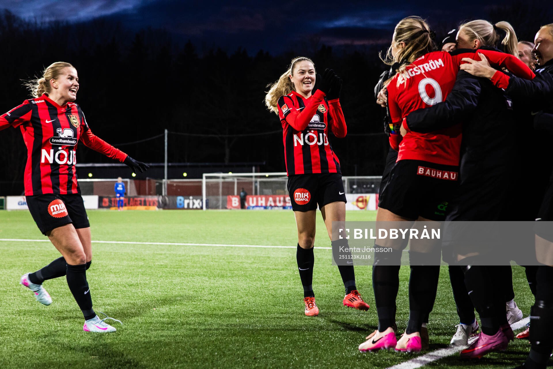 Brommapojkarnas Emma Engström (h) jublar med lagkamrater