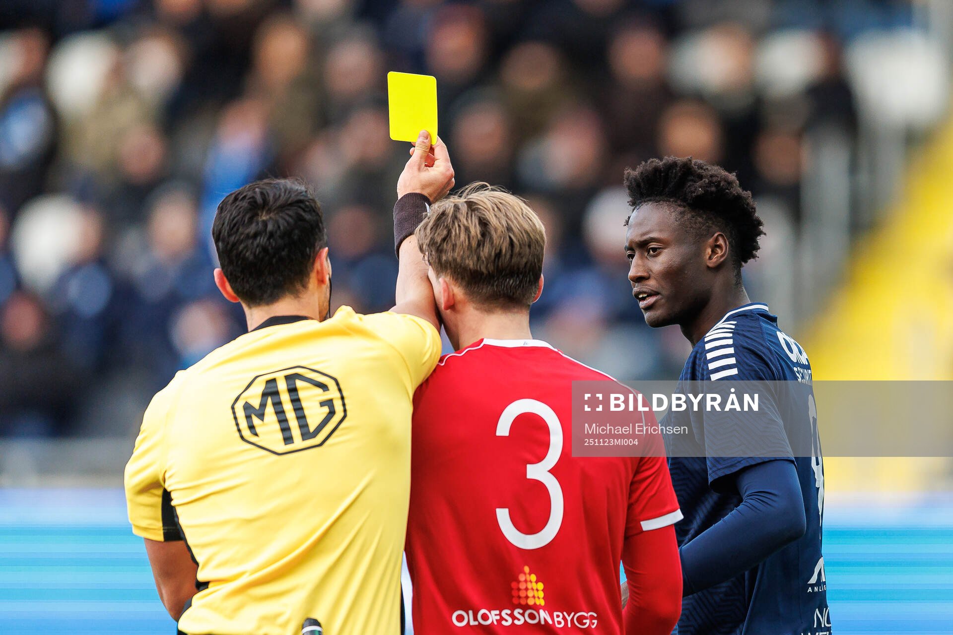 Utsiktens Mass Modou Sise tilldelas ett gult kort