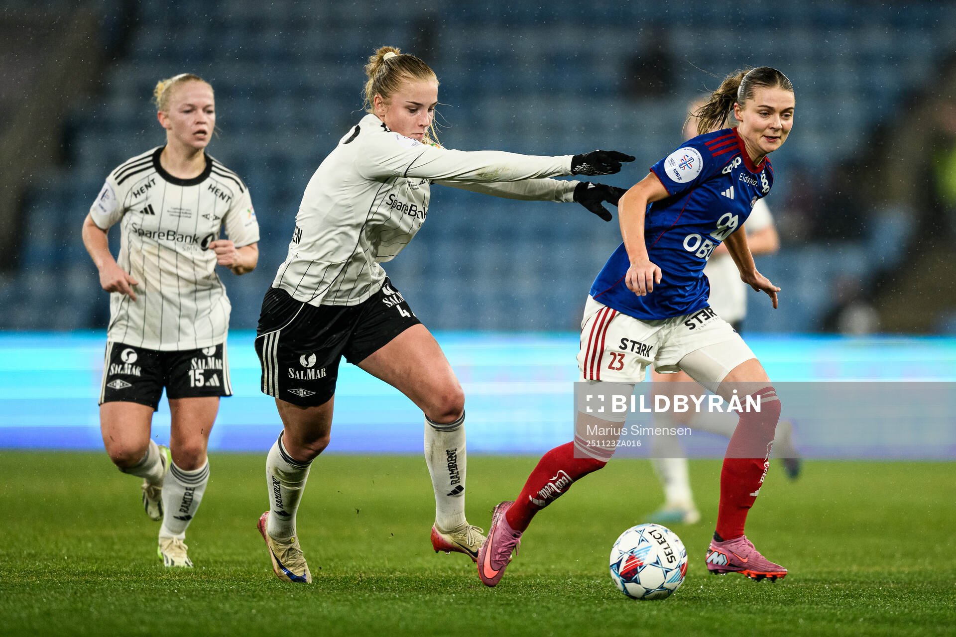 Synne Aunehaugen of Rosenborg and Eline Hegg of Vålerenga