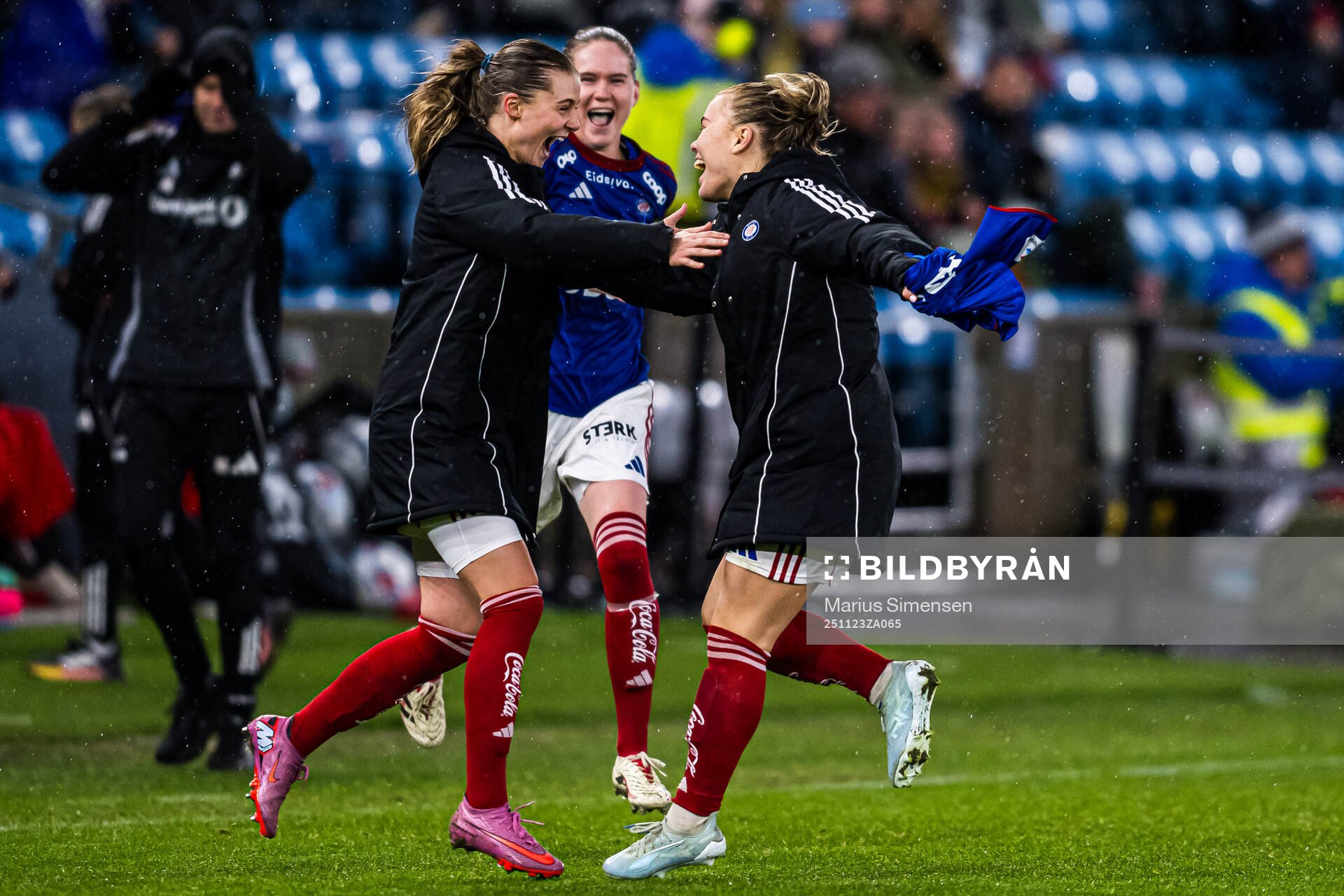 Olaug Tvedten of Vålerenga celebrates at the final whistle