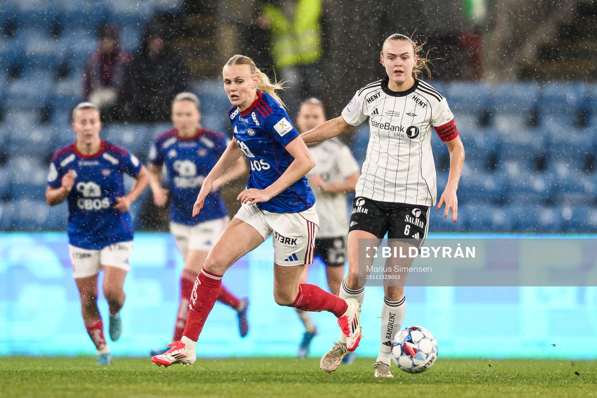 Karina Sævik of Vålerenga and Elin Sørum of Rosenborg