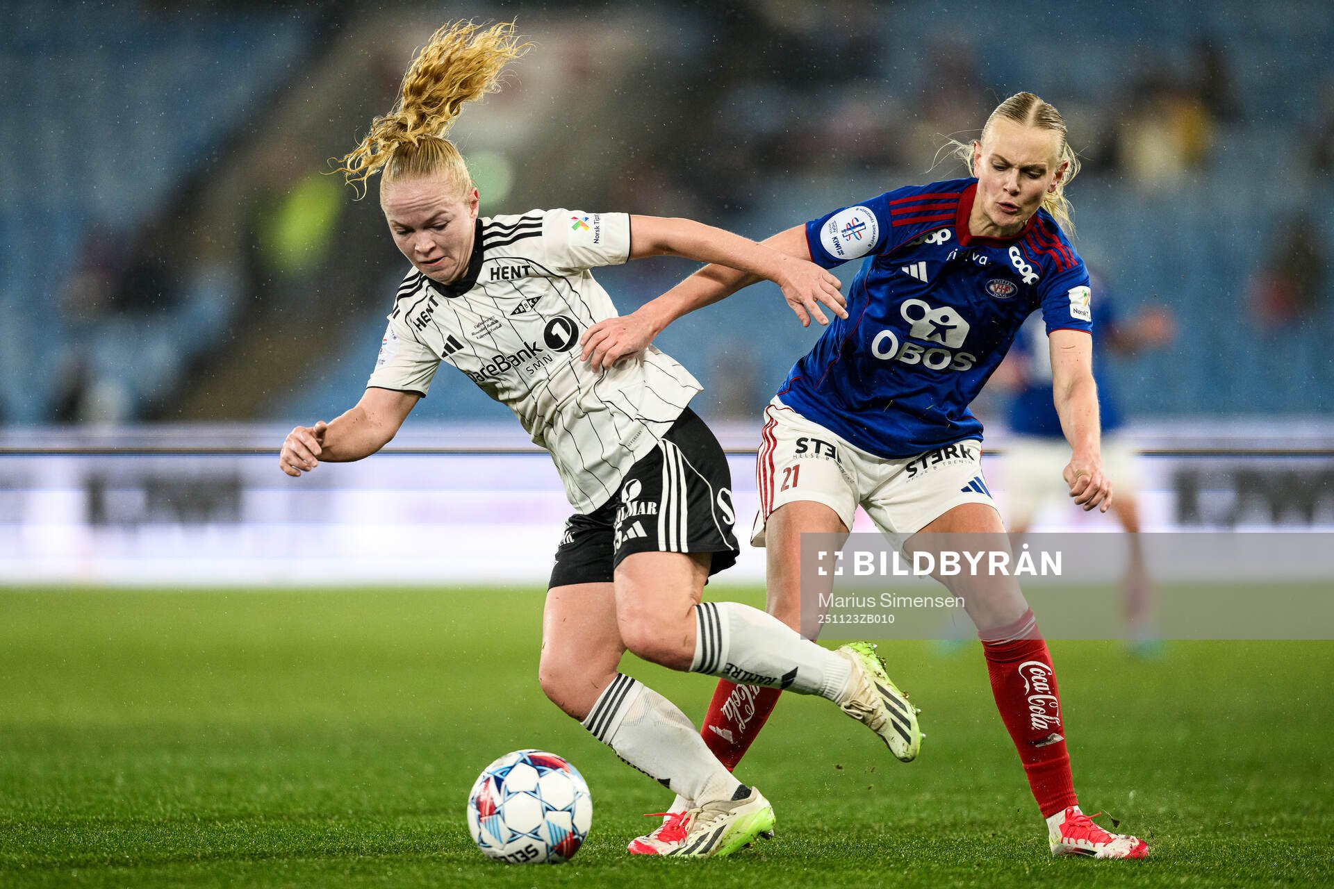 Beate Marcussen of Rosenborg and Karina Sævik of Vålerenga