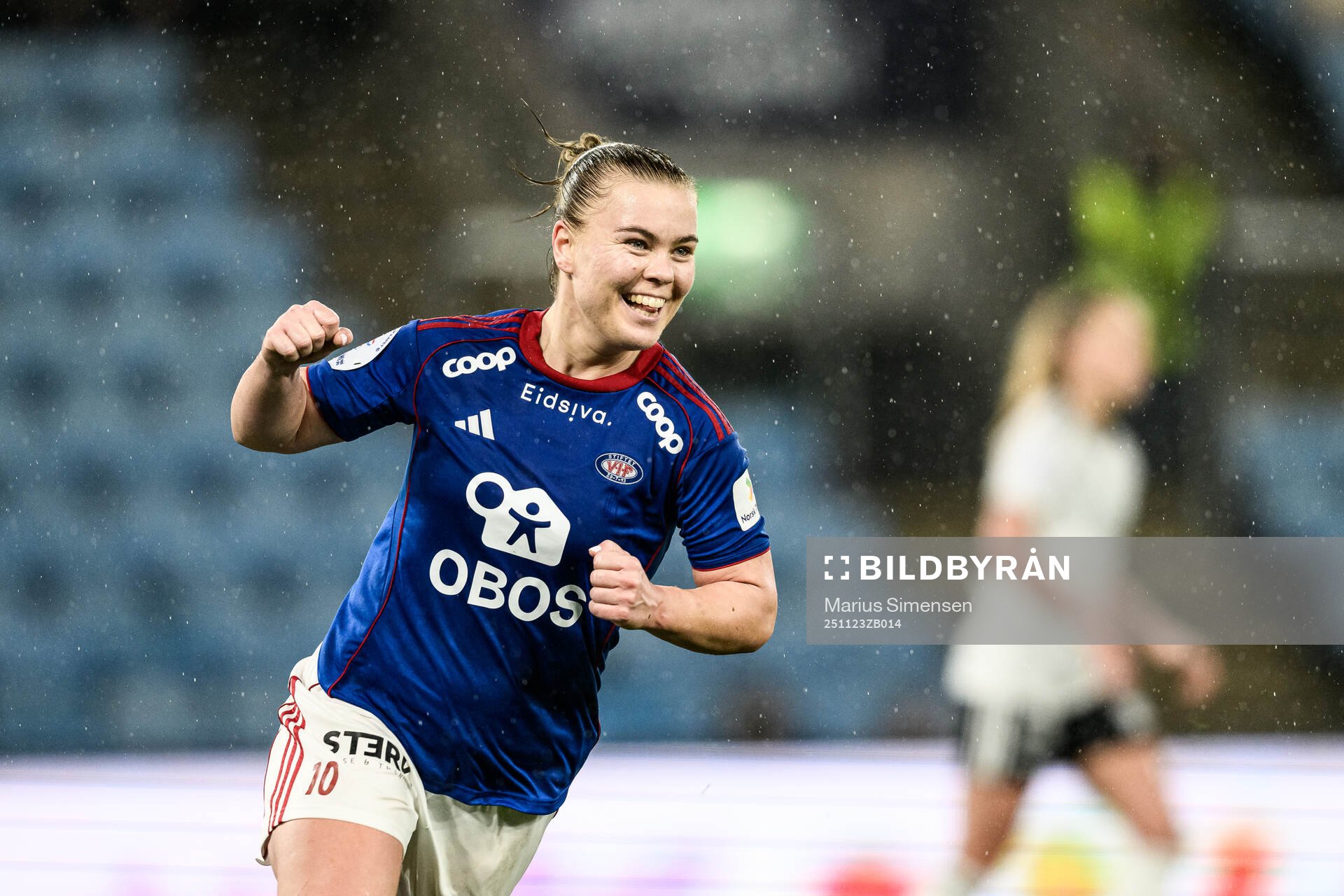 Olaug Tvedten of Vålerenga celebrates