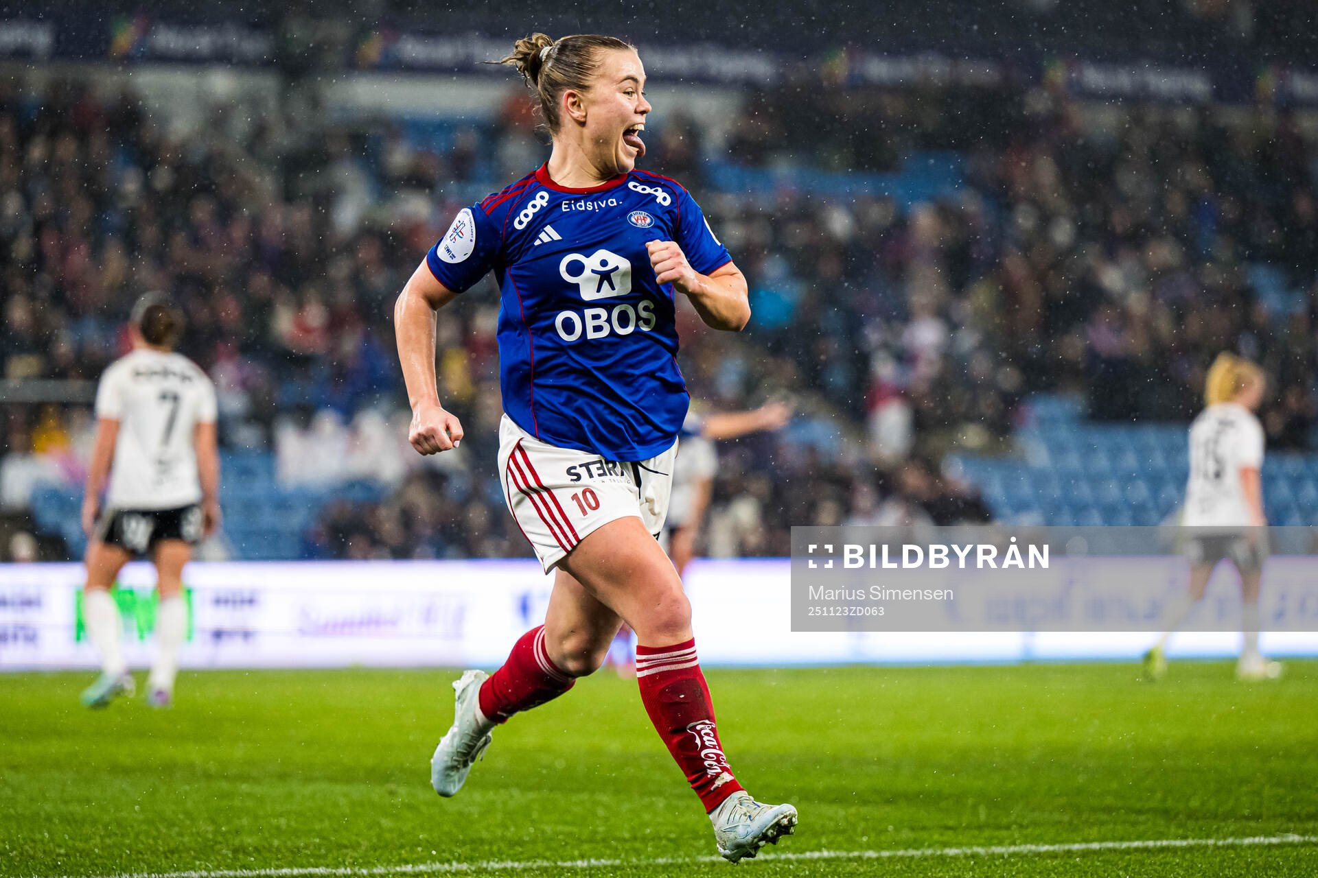 Olaug Tvedten of Vålerenga celebrates