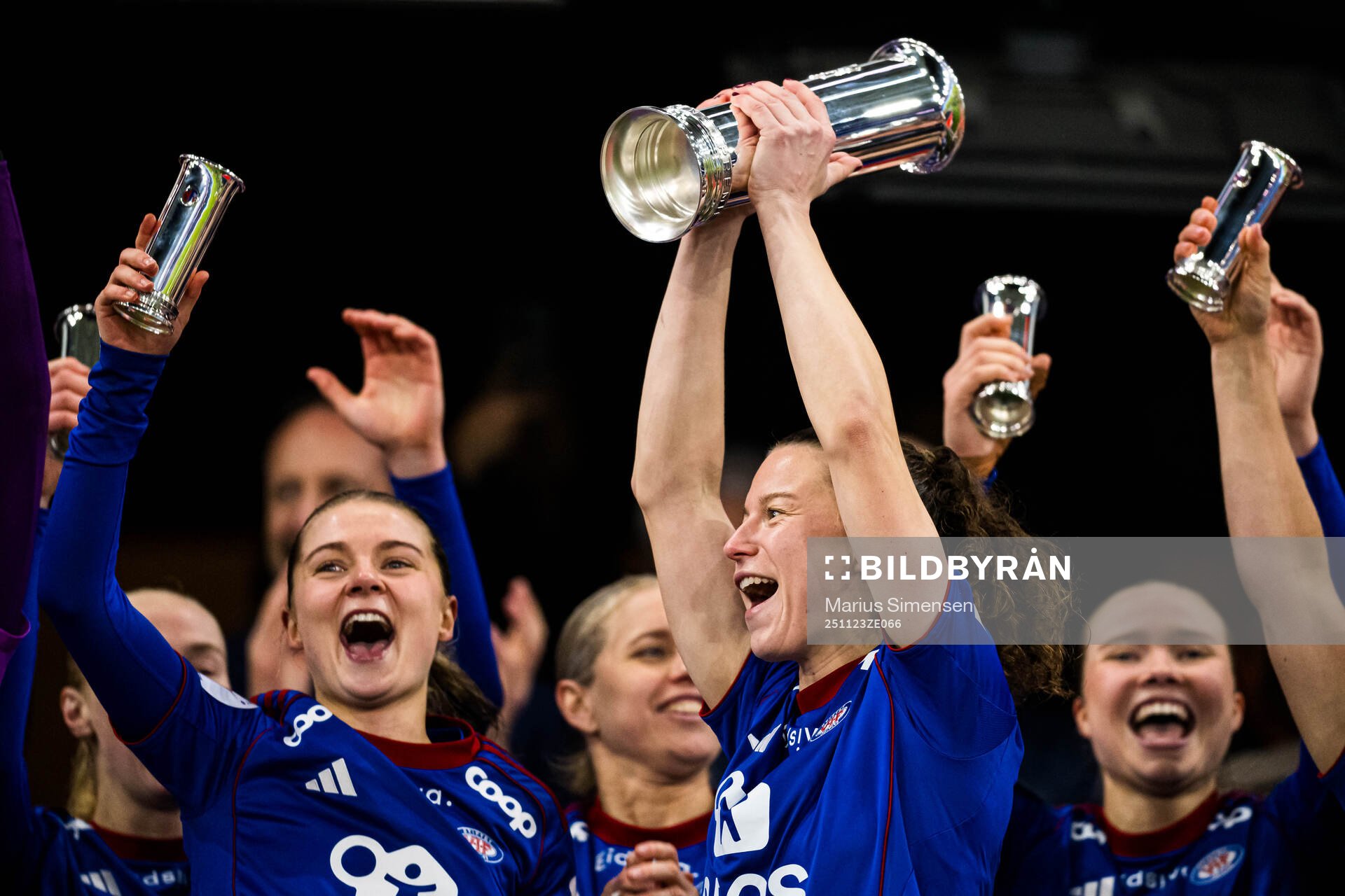 Synne Skinnes Hansen of Vålerenga celebrates with the