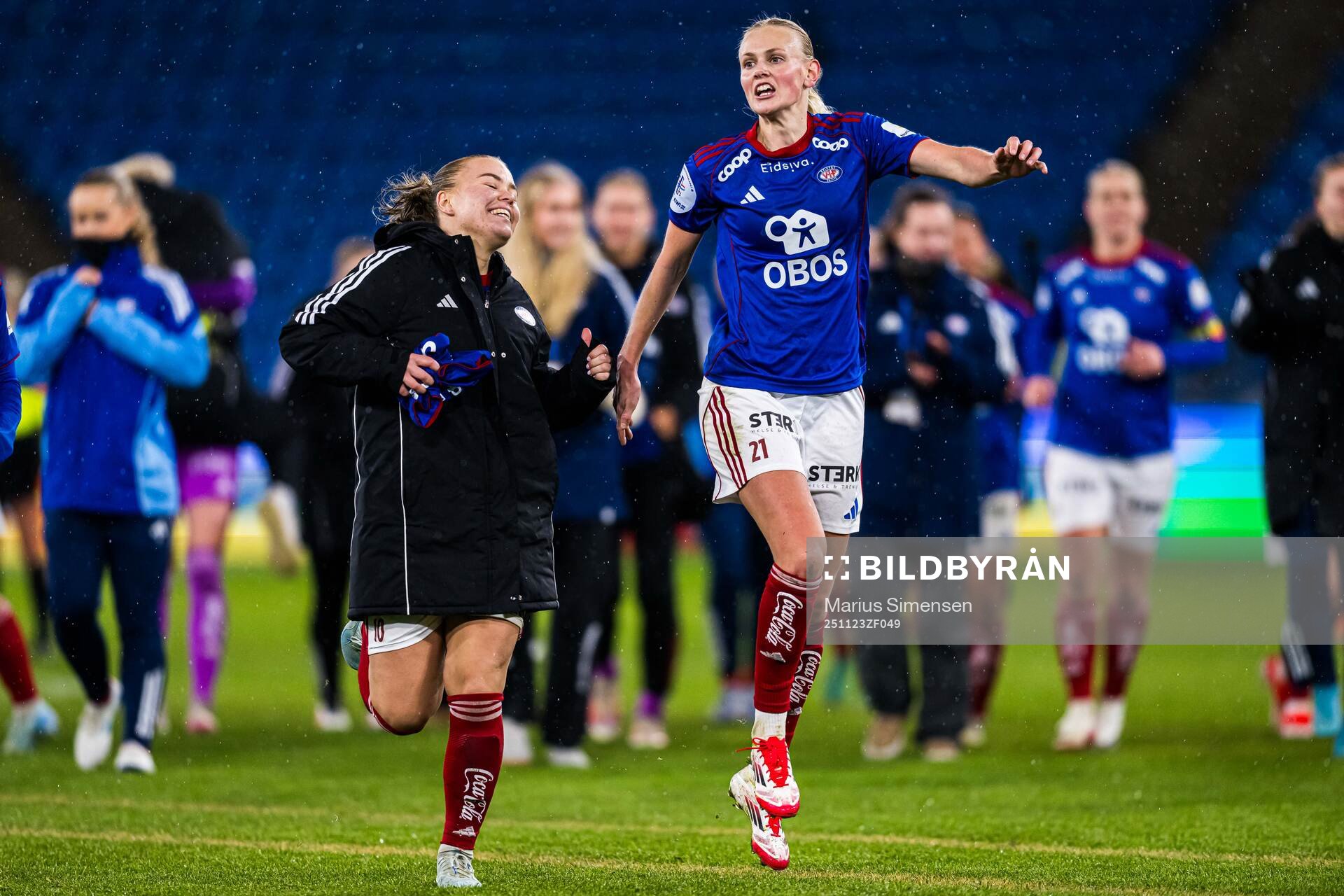 Olaug Tvedten and Karina Sævik of Vålerenga celebrates