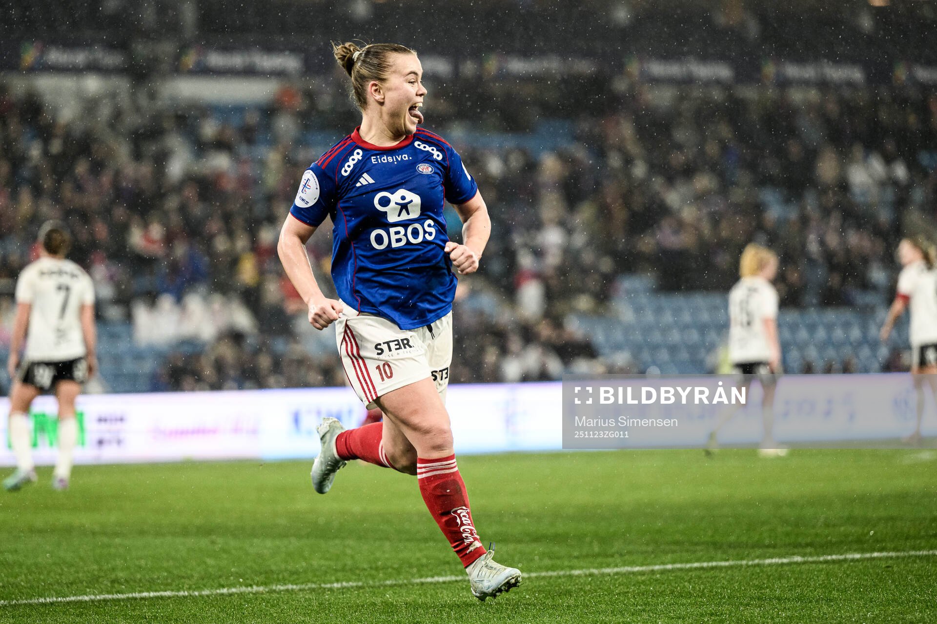 Olaug Tvedten of Vålerenga celebrates