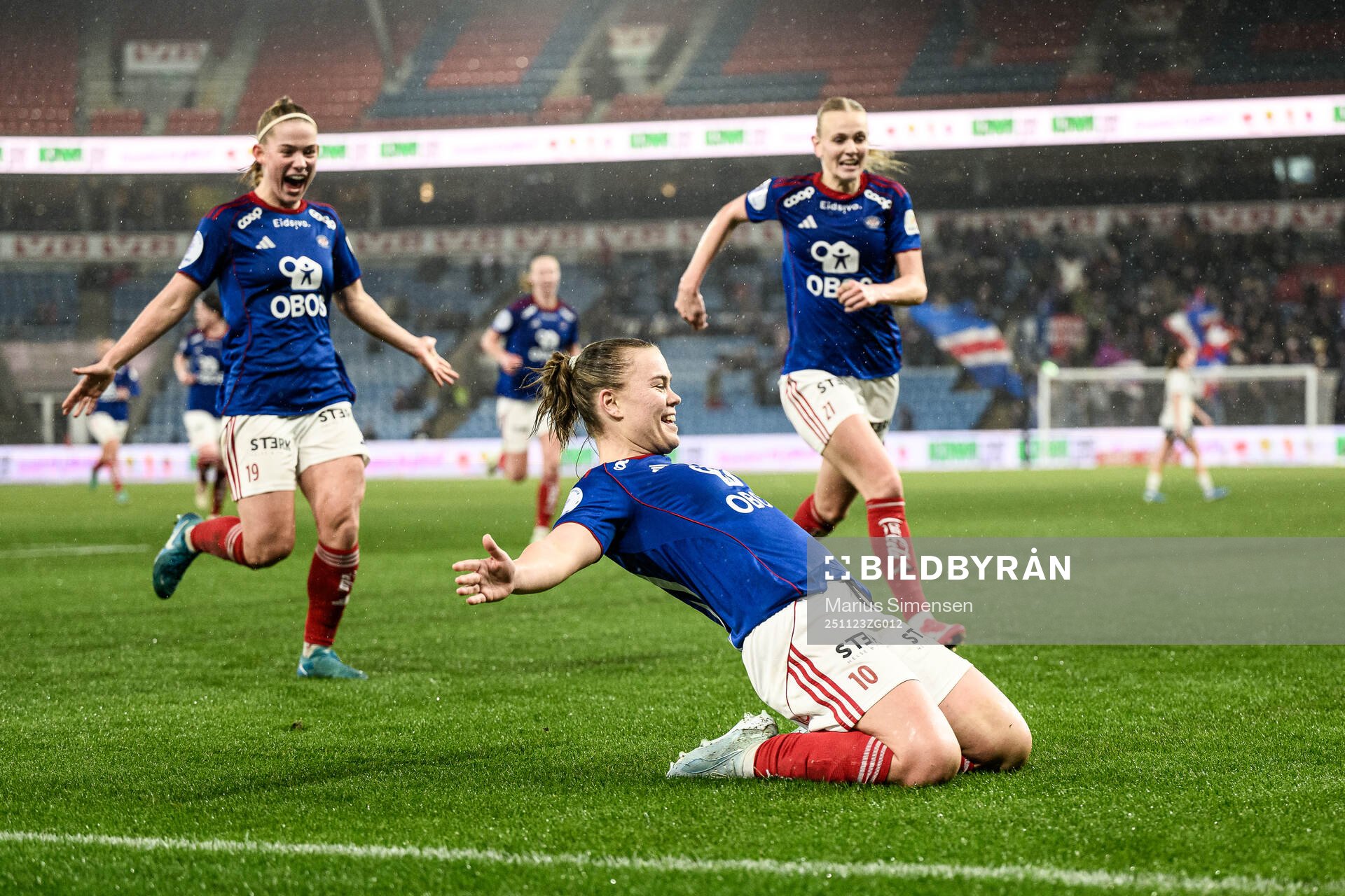 Olaug Tvedten of Vålerenga celebrates