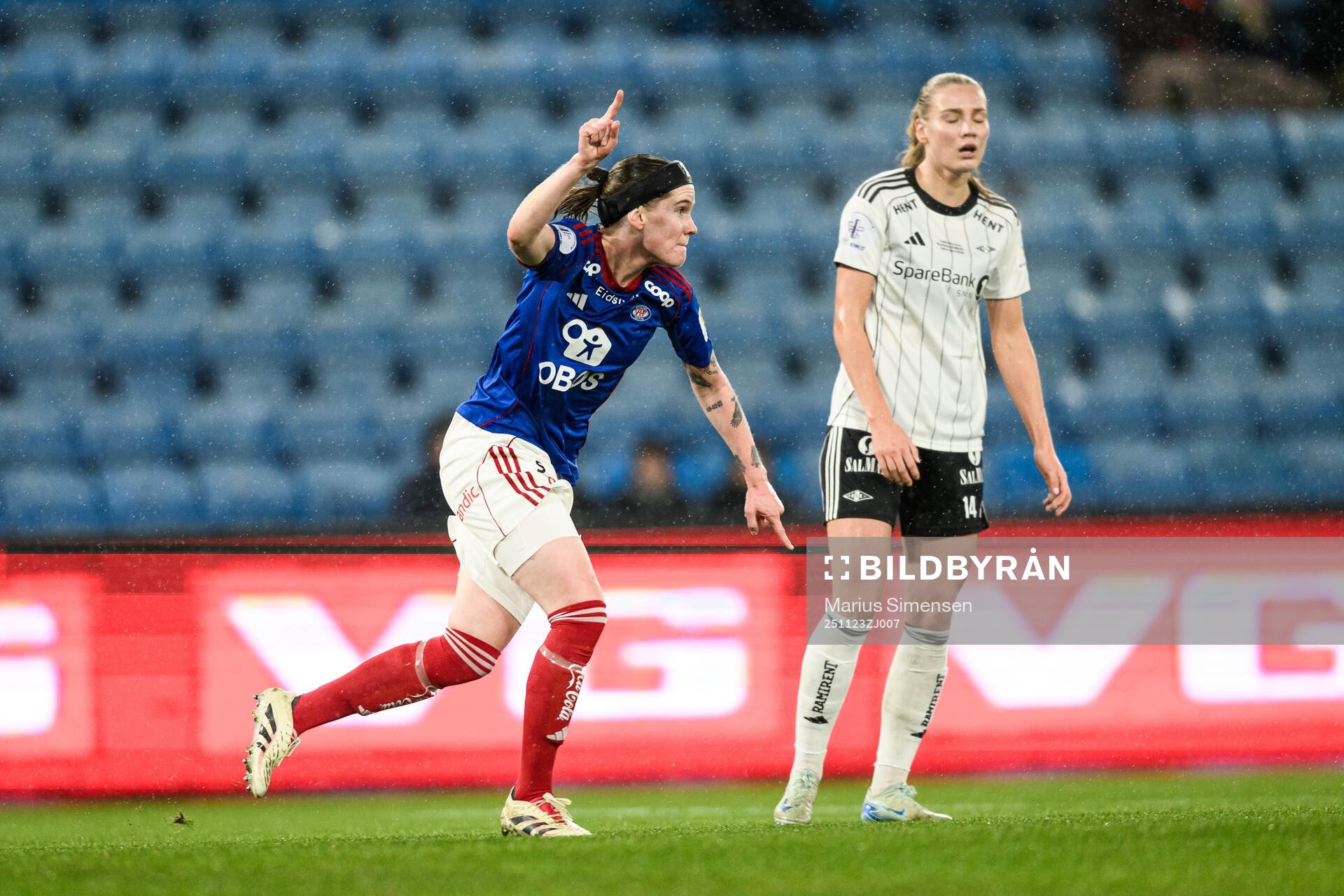 Linn Victoria Vickius of Vålerenga celebrates