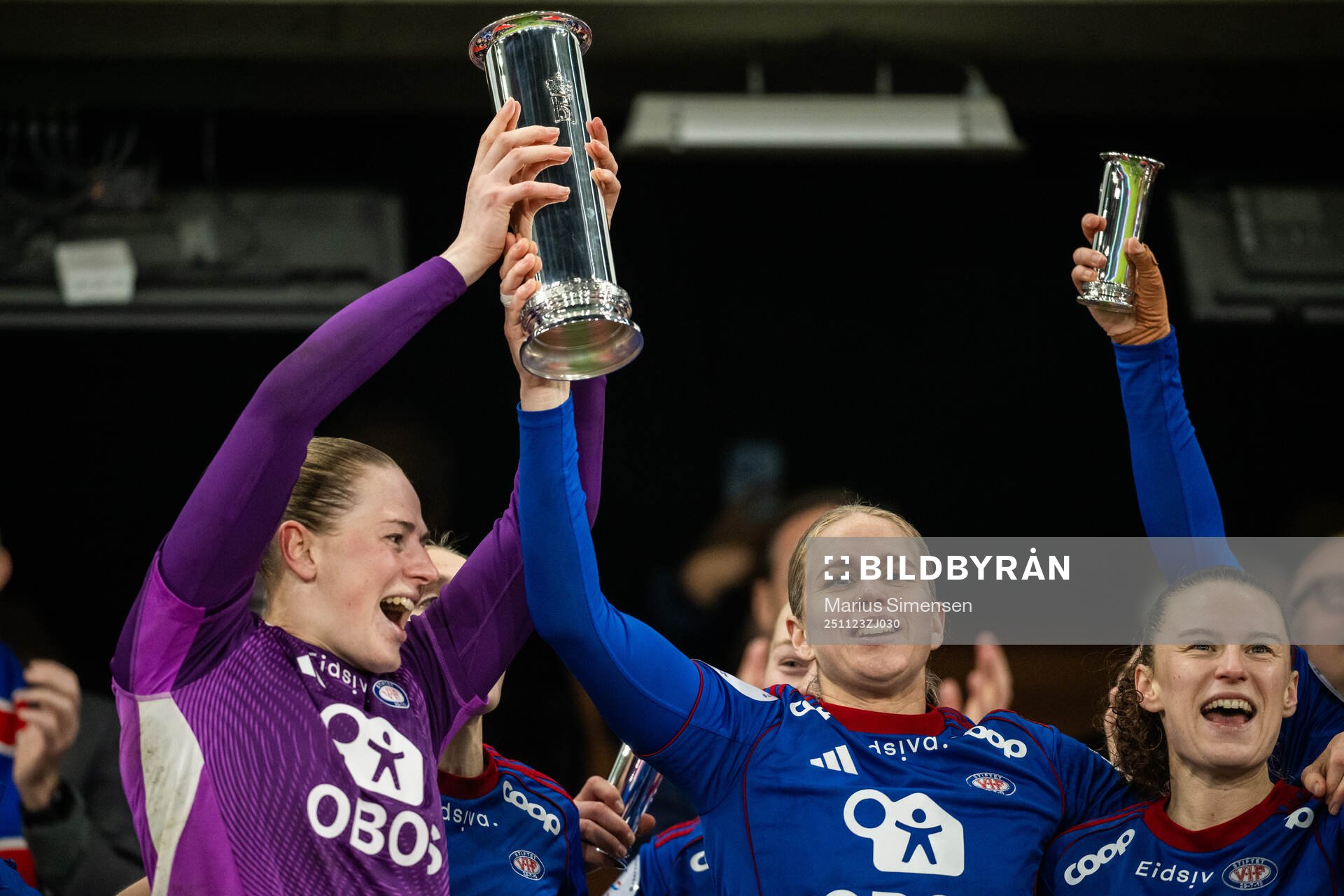 Goalkeeper Tove Enblom and Elise Thorsnes of Vålerenga