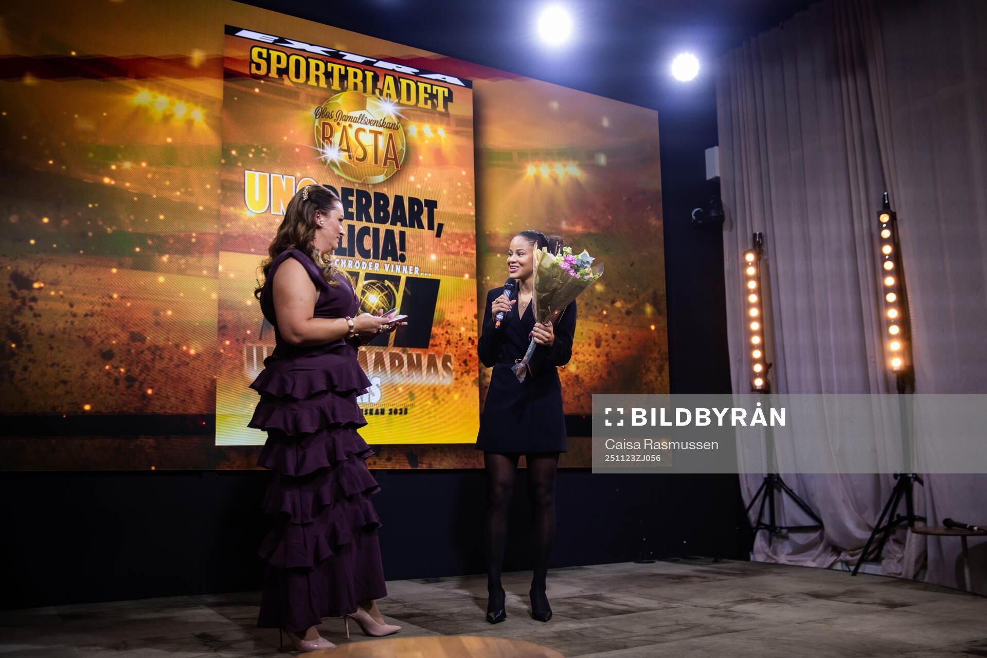 Felicia Schröder, BK Häcken, tar emot ungdomarnas pris