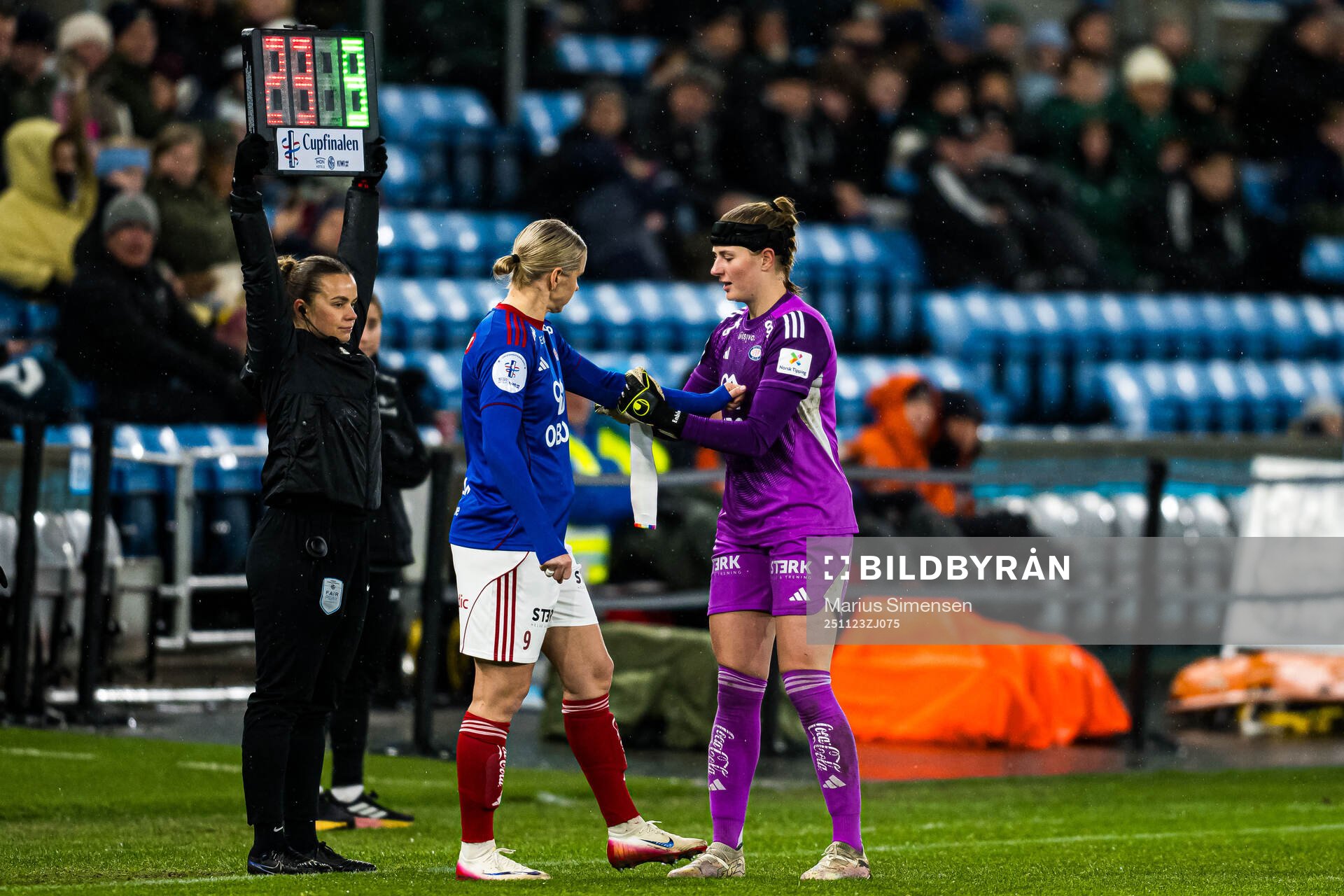 Elise Thorsnes and goalkeeper Tove Enblom of Vålerenga