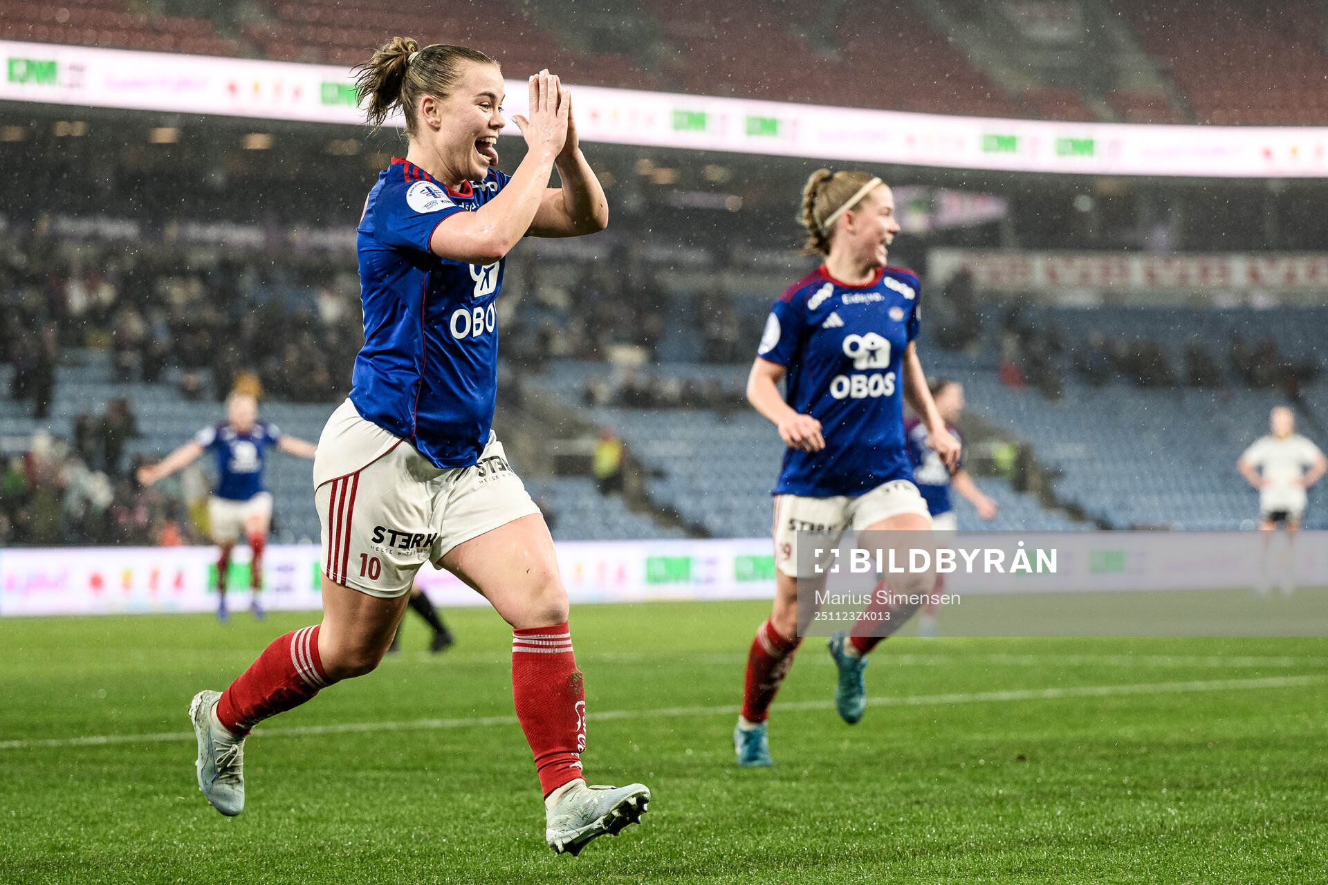 Olaug Tvedten of Vålerenga celebrates