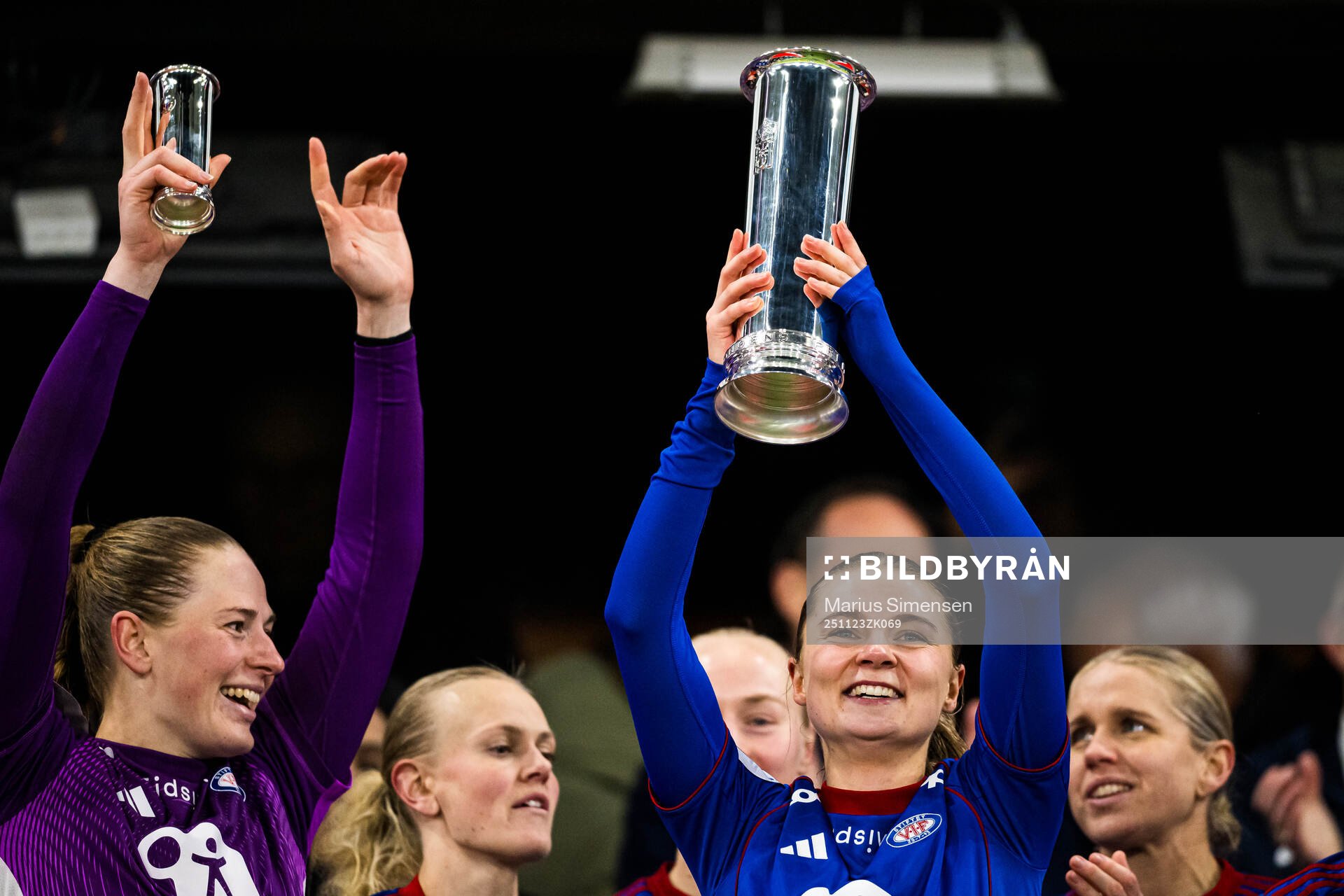 Eline Hegg of Vålerenga celebrates with the trophy