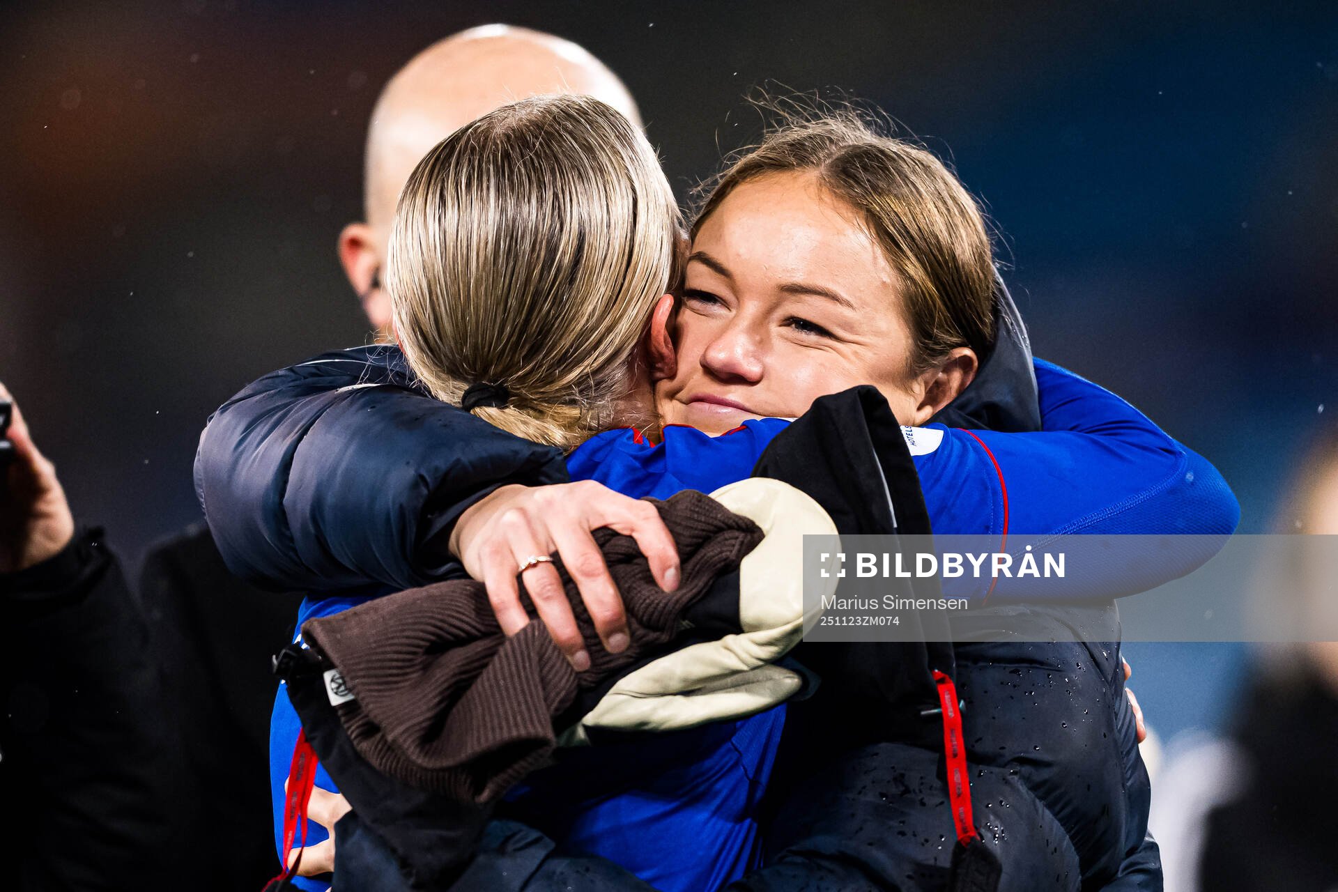 Elise Thorsnes of Vålerenga and Janni Thomsen