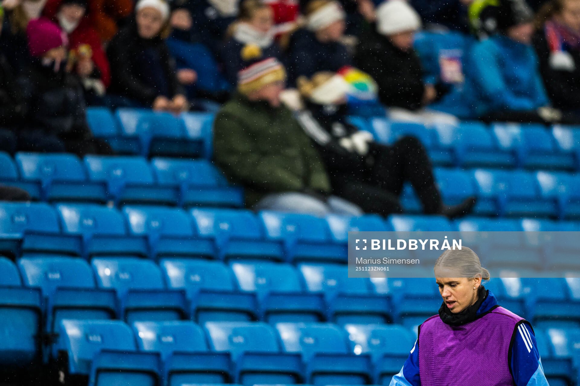 Elise Thorsnes of Vålerenga warms up