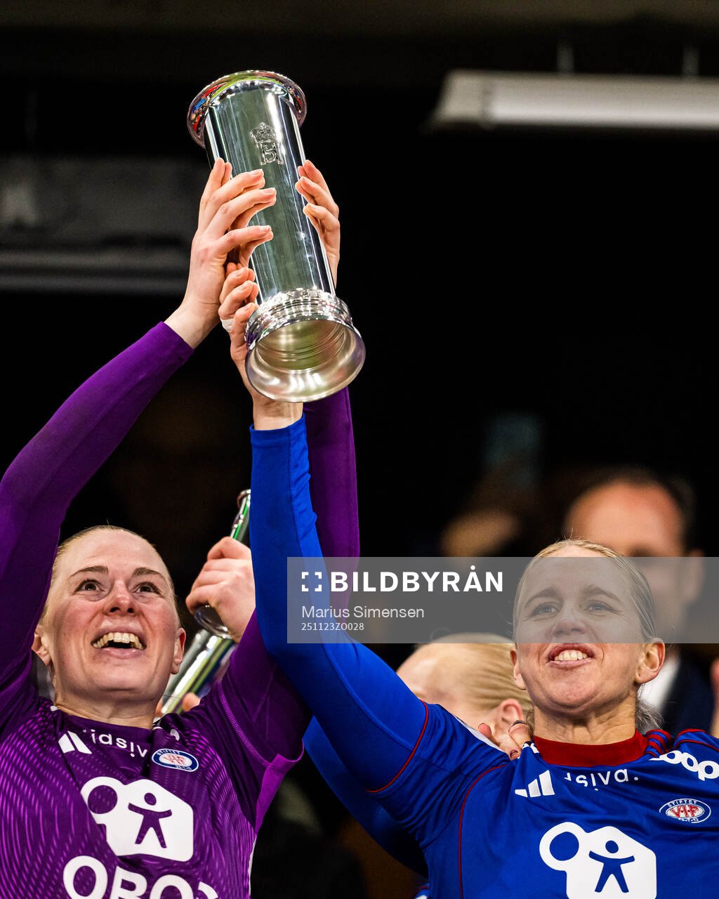 Goalkeeper Tove Enblom and Elise Thorsnes of Vålerenga