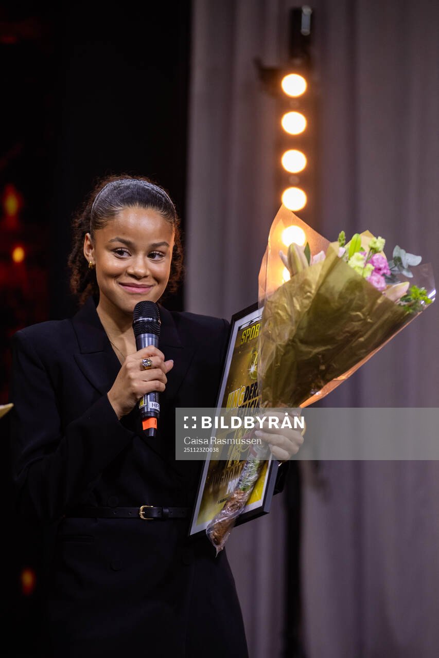 Felicia Schröder, BK Häcken, tar emot ungdomarnas pris