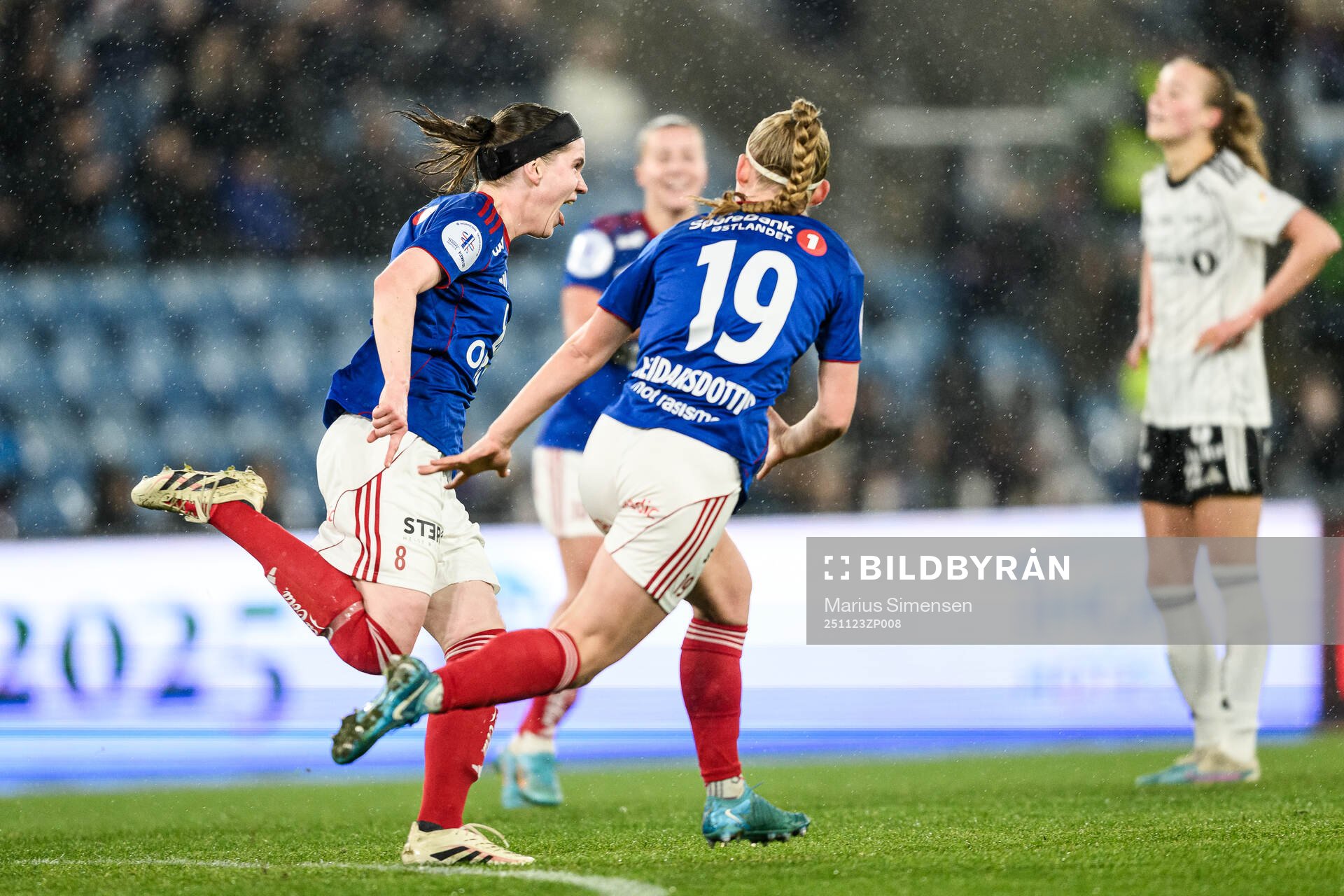 Linn Victoria Vickius of Vålerenga celebrates