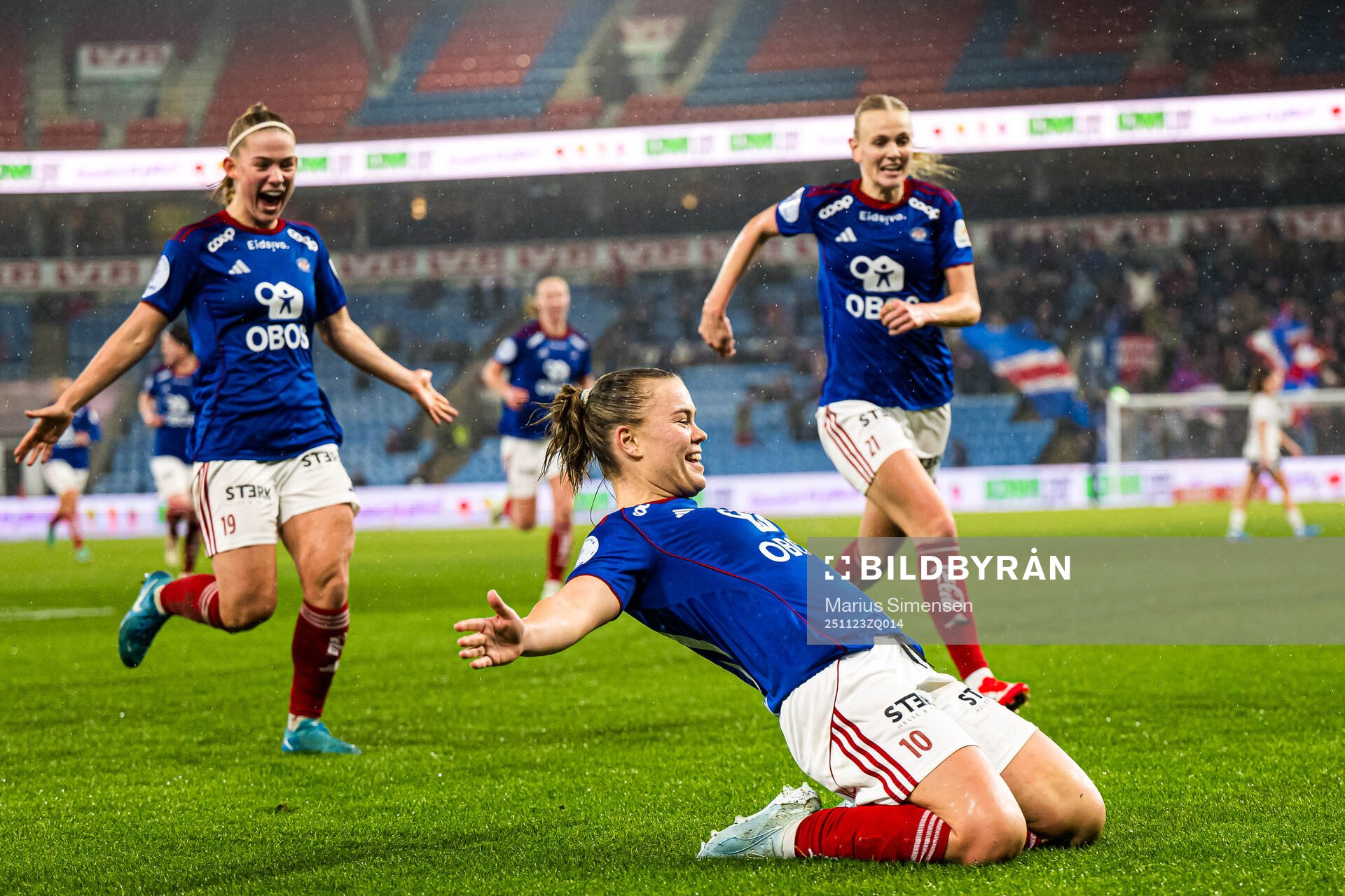 Olaug Tvedten of Vålerenga celebrates