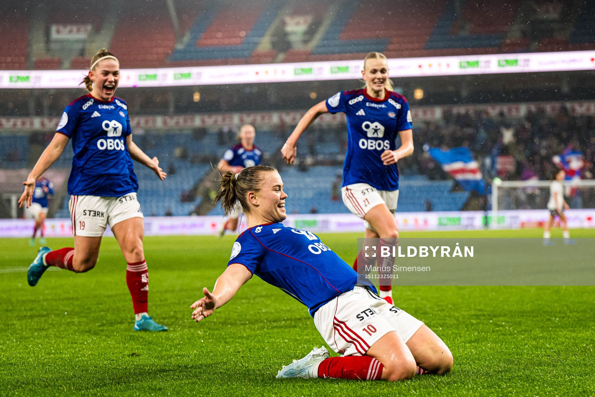 Olaug Tvedten of Vålerenga celebrates