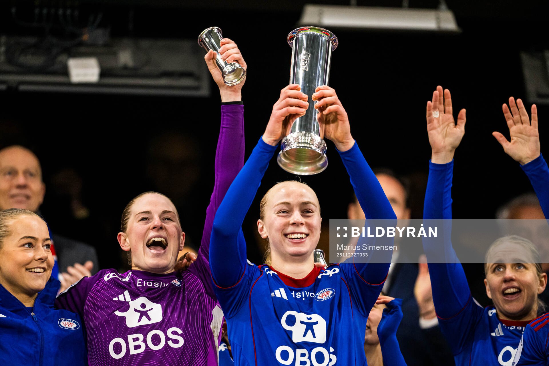 Sara Hørte of Vålerenga celebrates with the trophy