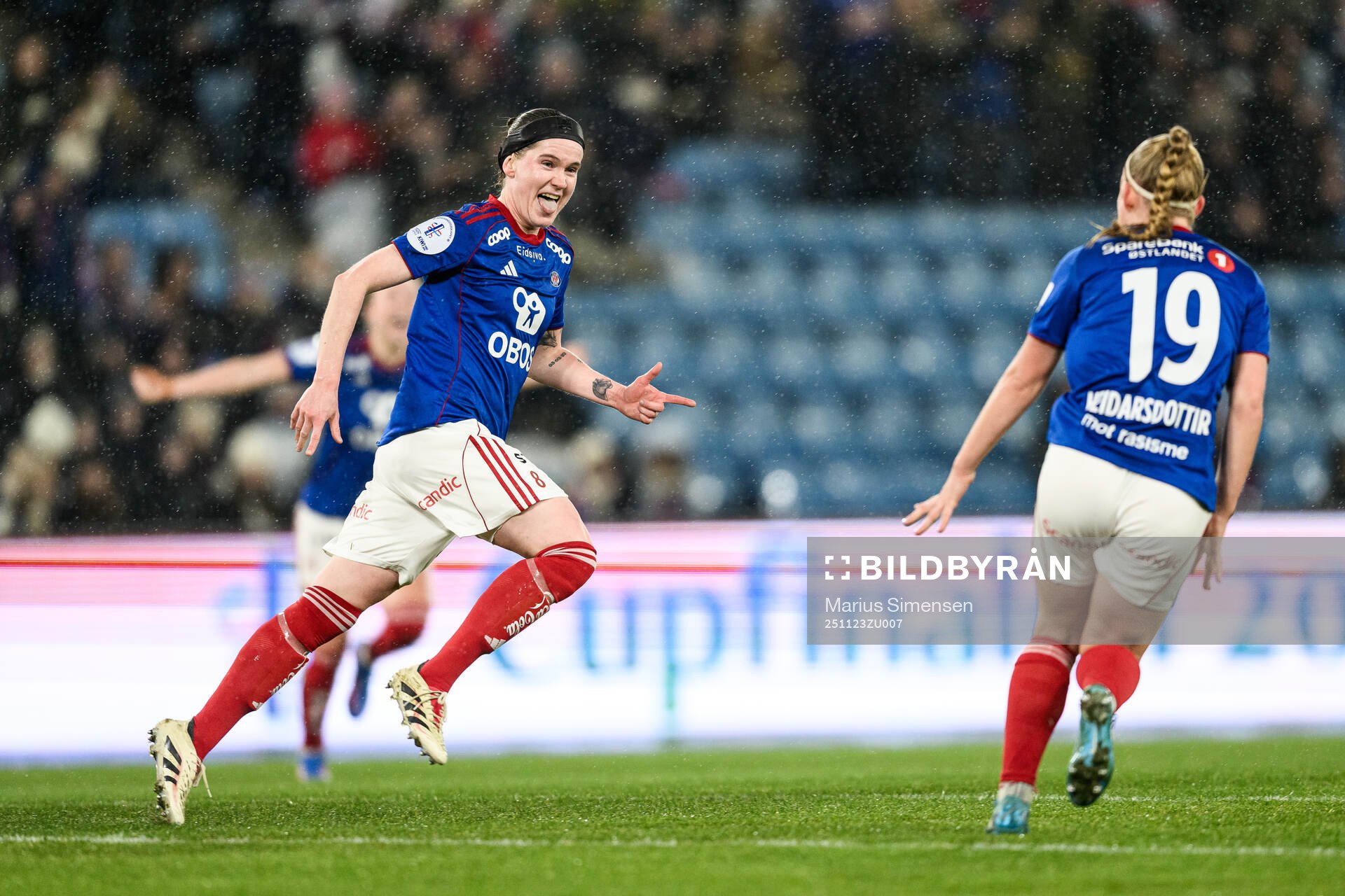 Linn Victoria Vickius of Vålerenga celebrates