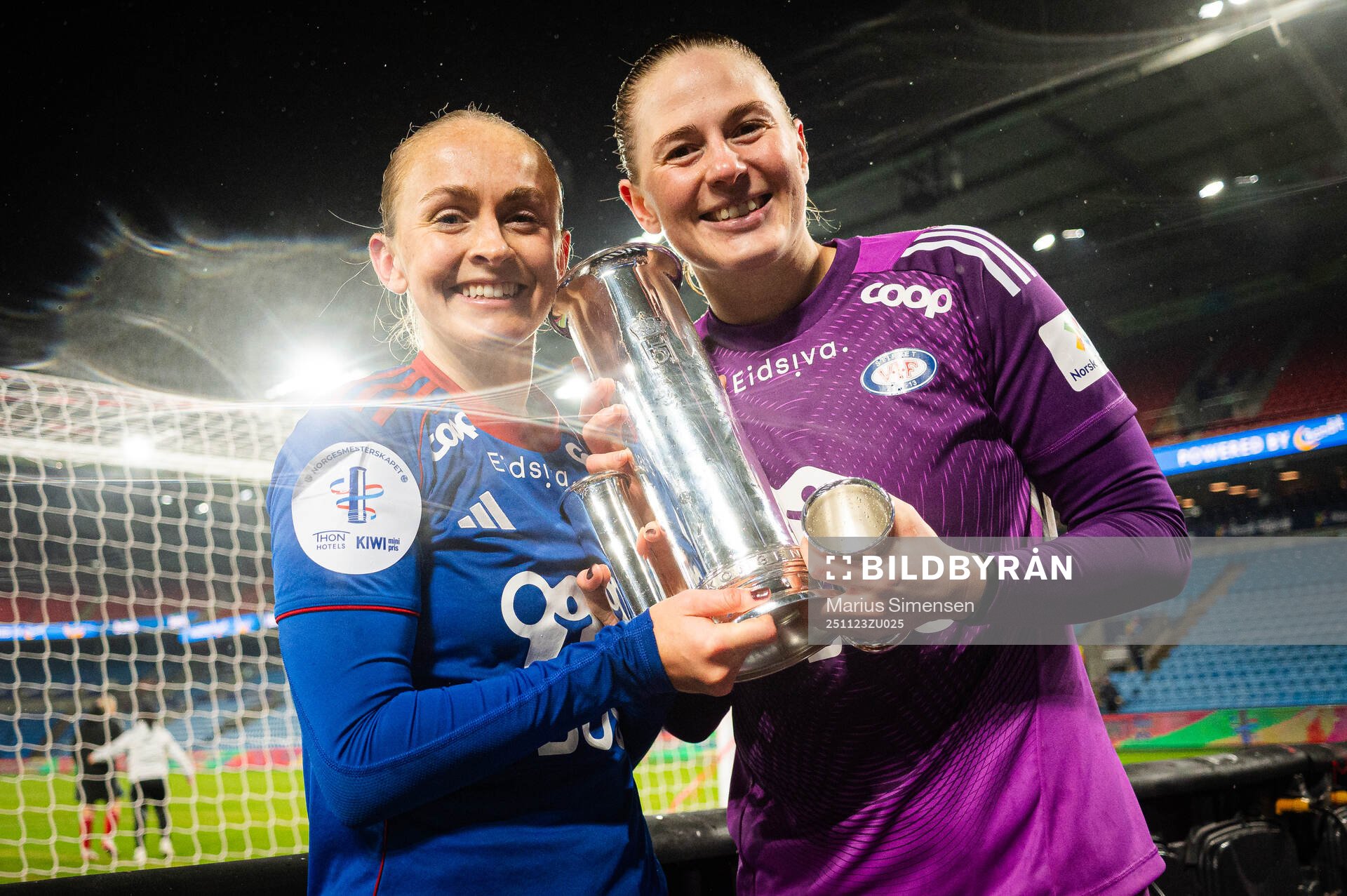 Michaela Kovacs and goalkeeper Tove Enblom of Vålerenga