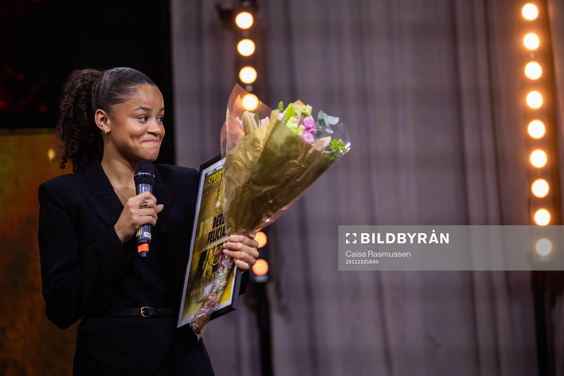 Felicia Schröder, BK Häcken, tar emot ungdomarnas pris