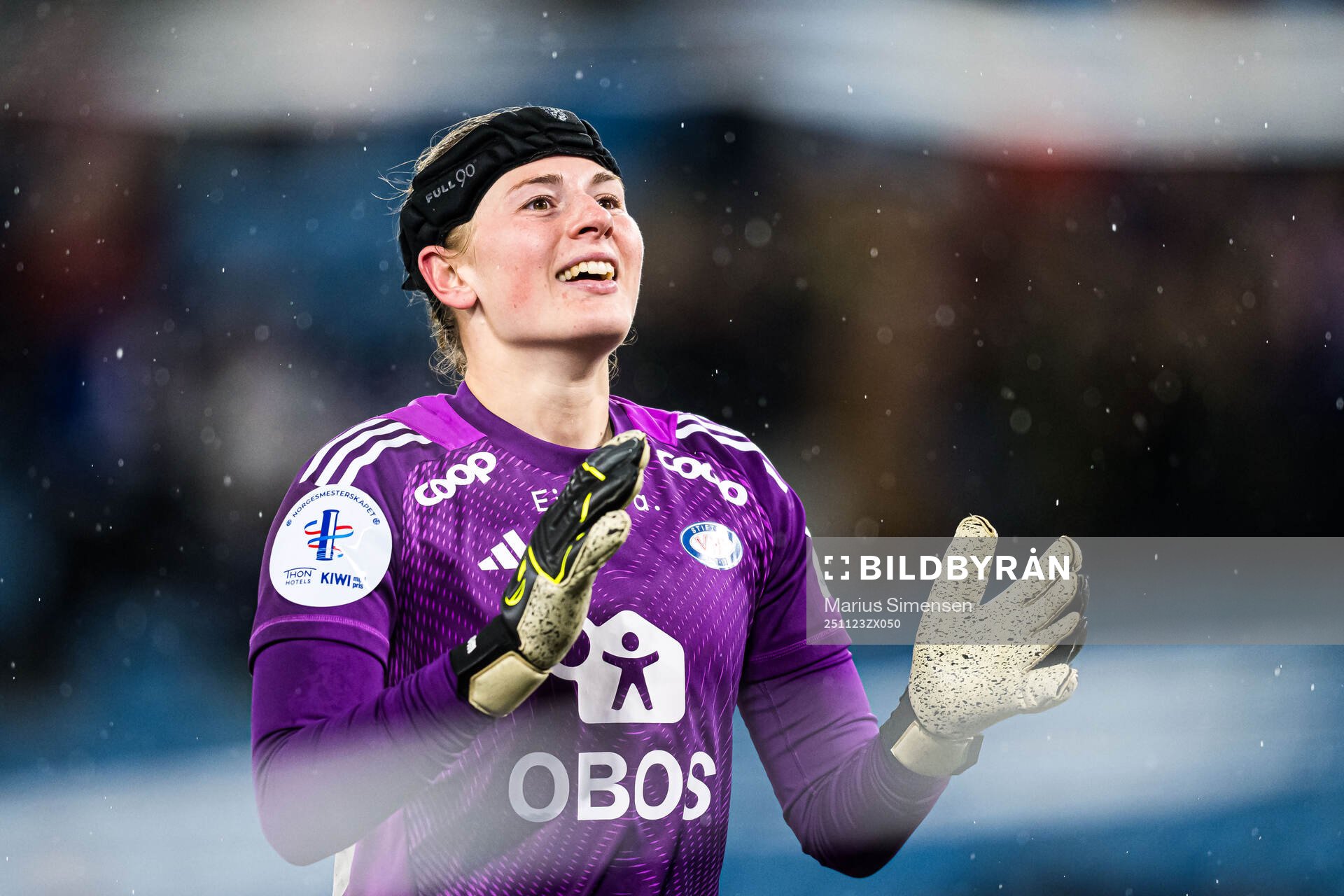 Goalkeeper Tove Enblom of Vålerenga celebrates