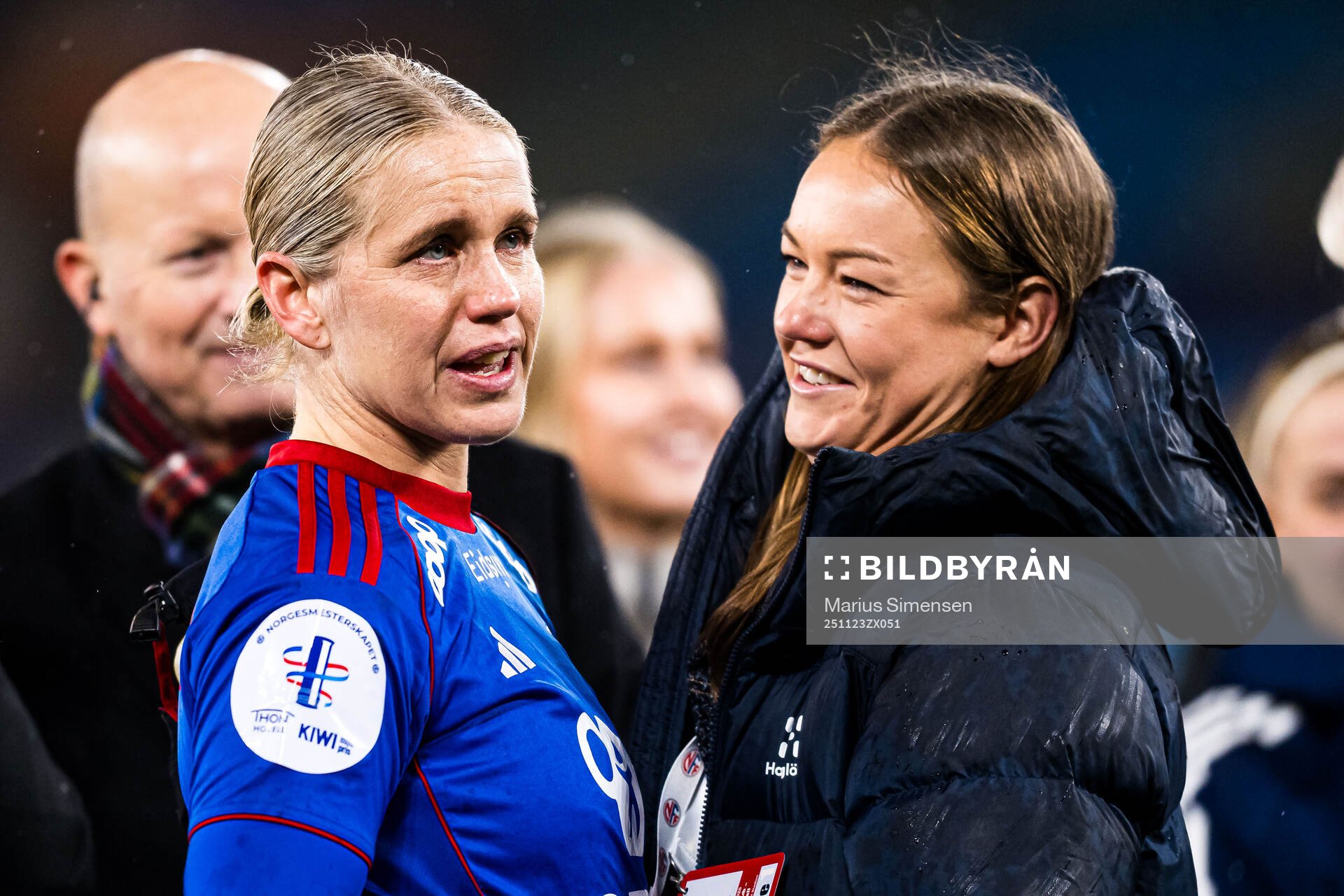Elise Thorsnes of Vålerenga and Janni Thomsen