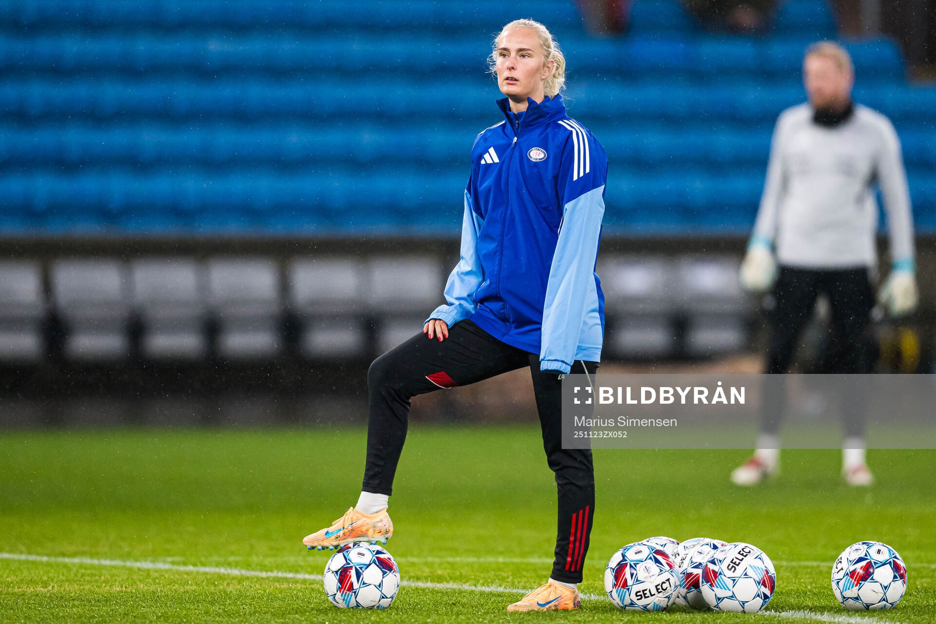 Goalkeeper Pia Grinde-Hansen of Vålerenga warms up